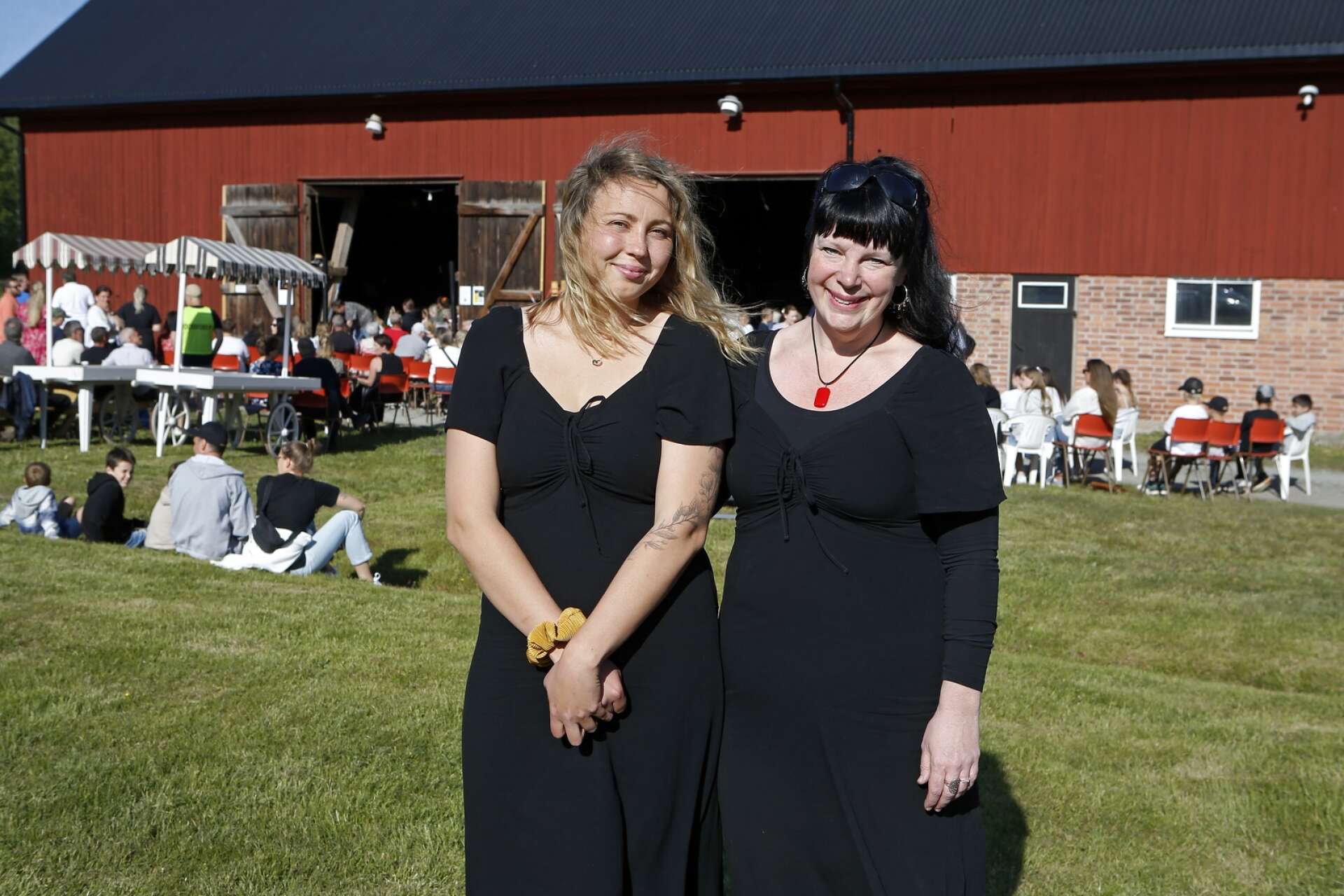 Viktoria Emanuelsson (till vänster) startade namninsamlingen för att försöka få stopp på utvisningen. Mathilda Röjdemo har känt Blessing i många år och var en av arrangörerna för konserten. 