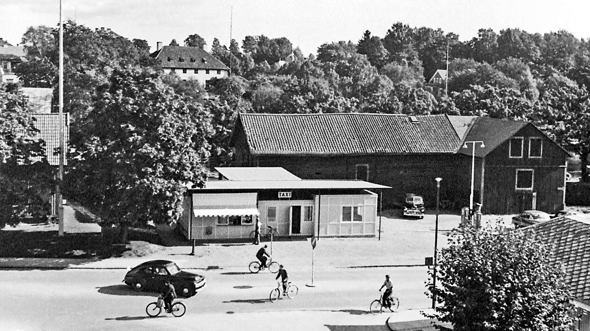 Många äldre Säfflebor minns säkert Taxikiosken, men hur många minns det röda magasin som låg strax intill? Bilden är från början av 1950-talet. Taxikiosken byggdes 1952 och gamla kommunhuset, som skymtar till vänster revs 1954.