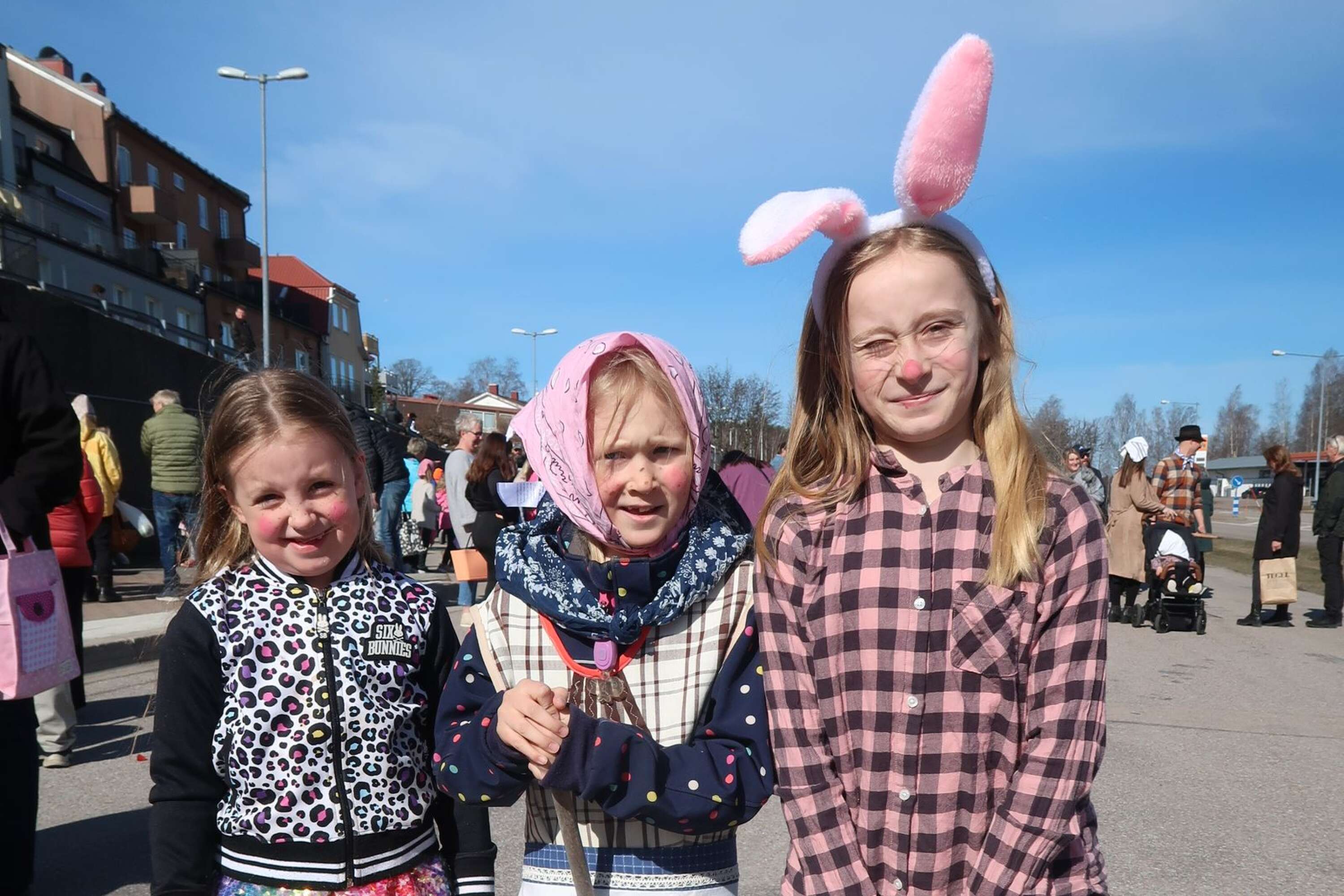 Tre fint uppklädda tjejer Bonnie Gustafson, Linnéa Fredriksson och Hilda Fredriksson. - Godiset och att dela ut påskbrev, svarade de på frågan om vad som är bäst med påsken.