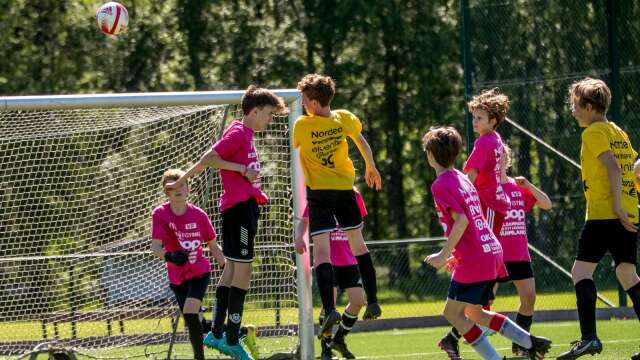 Klassfotbollen lockar många tjejer och killar i Karlstad ut på fotbollsplanerna.