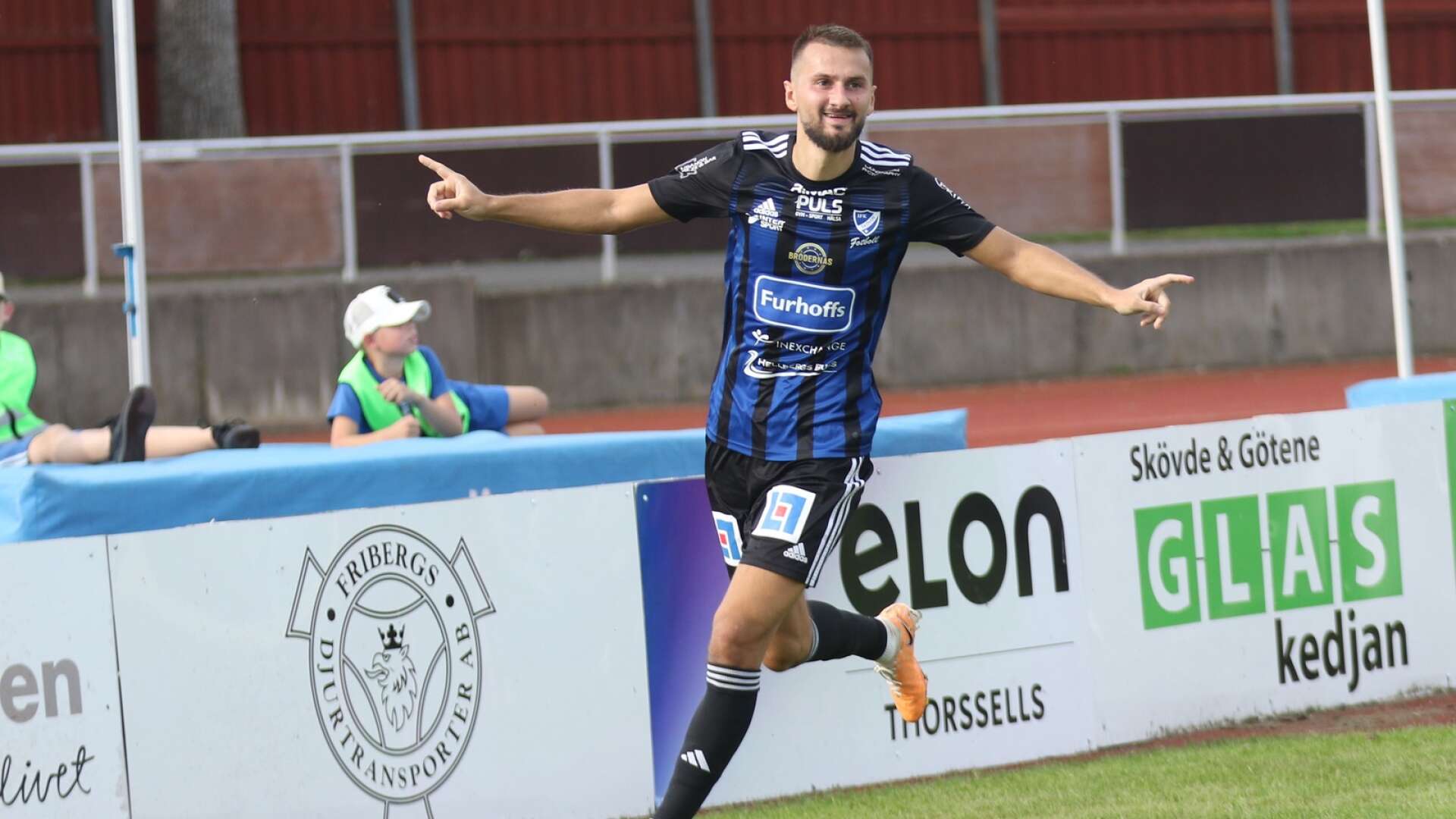 Edin Salihovic jublar efter 2–0 mot Vänersborg. 
