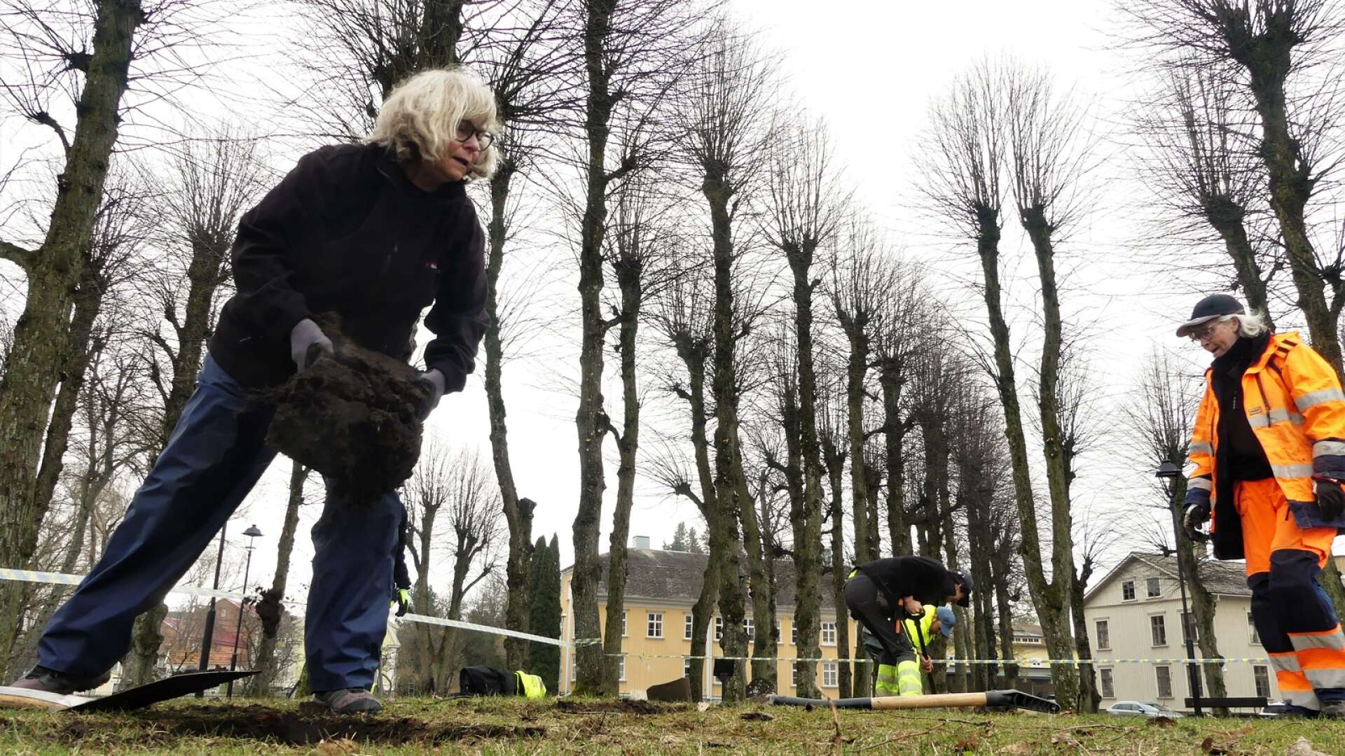 Margareta Nilars, vänster, har drömt om att gräva efter Åmåls medeltida kyrka sedan hon utbildade sig till arkeolog på 1990-talet. Till höger Sonja Jeffrey.