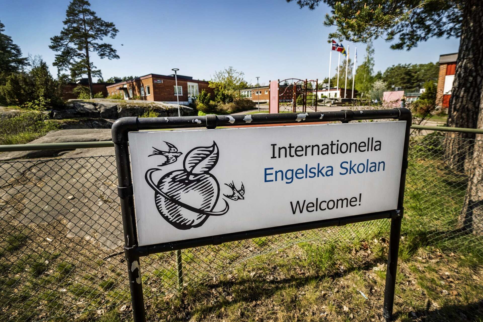 Internationella engelska skolan i Karlstad har sopat larm från eleverna om olämpligt uppträdande av en anställd under mattan i flera år. 