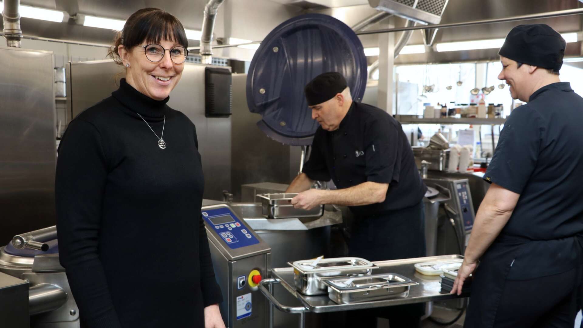 Anna Johansson, måltidschef, och kockarna Hans Jensen och Lena Karlsson i Guldkroksskolans kök. 