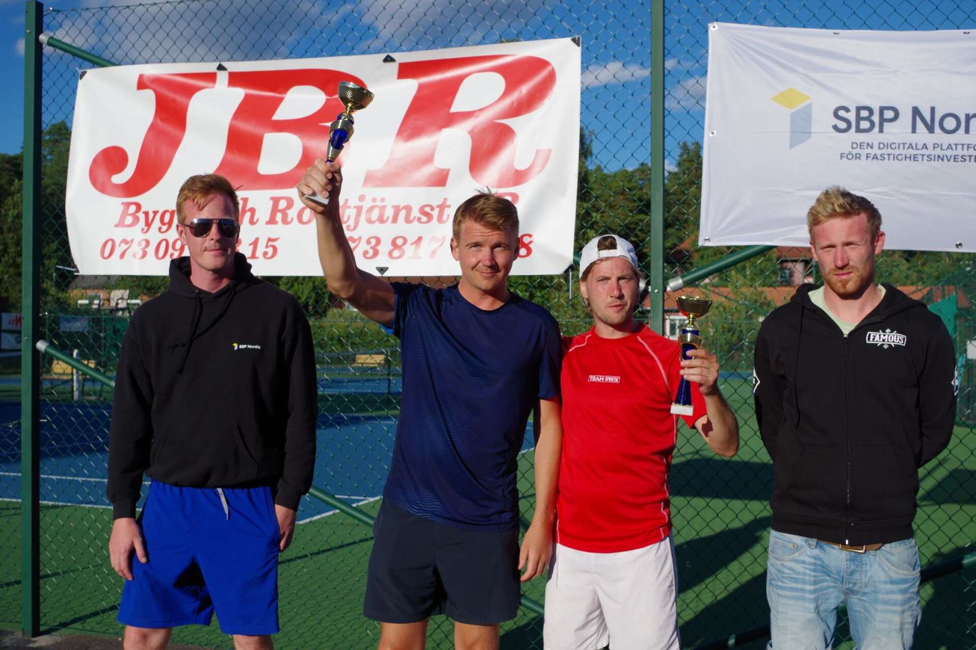 Johan Mattsson och Martin Jonasson, Bäckefors, lyckades försvara titeln i herrdubbel vid årets upplaga, den femte, av Långserud Open i tennis. Sebastian Johansson och Daniel Svärd flankerar vinnarna och har just delat ut priserna