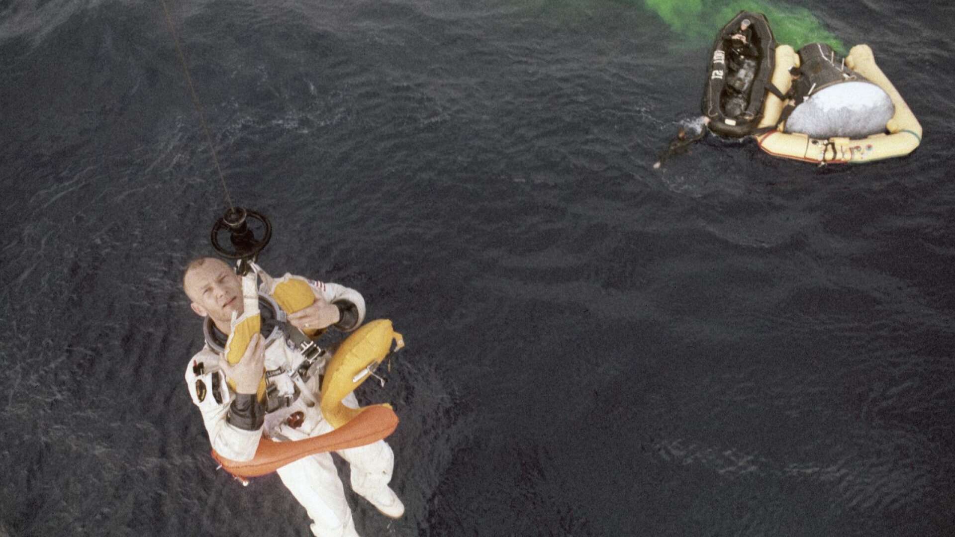 Buzz och delar av rymdkapslen i vattnet under räddningsuppdraget av Apollo 11:s astronauter.
