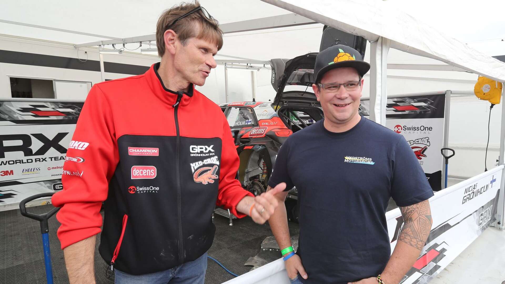 Peter Hedström kör VM för Grönholmsteamet i Höljes och får lite råd av rallyvärldsmästare Marcus Grönholm.