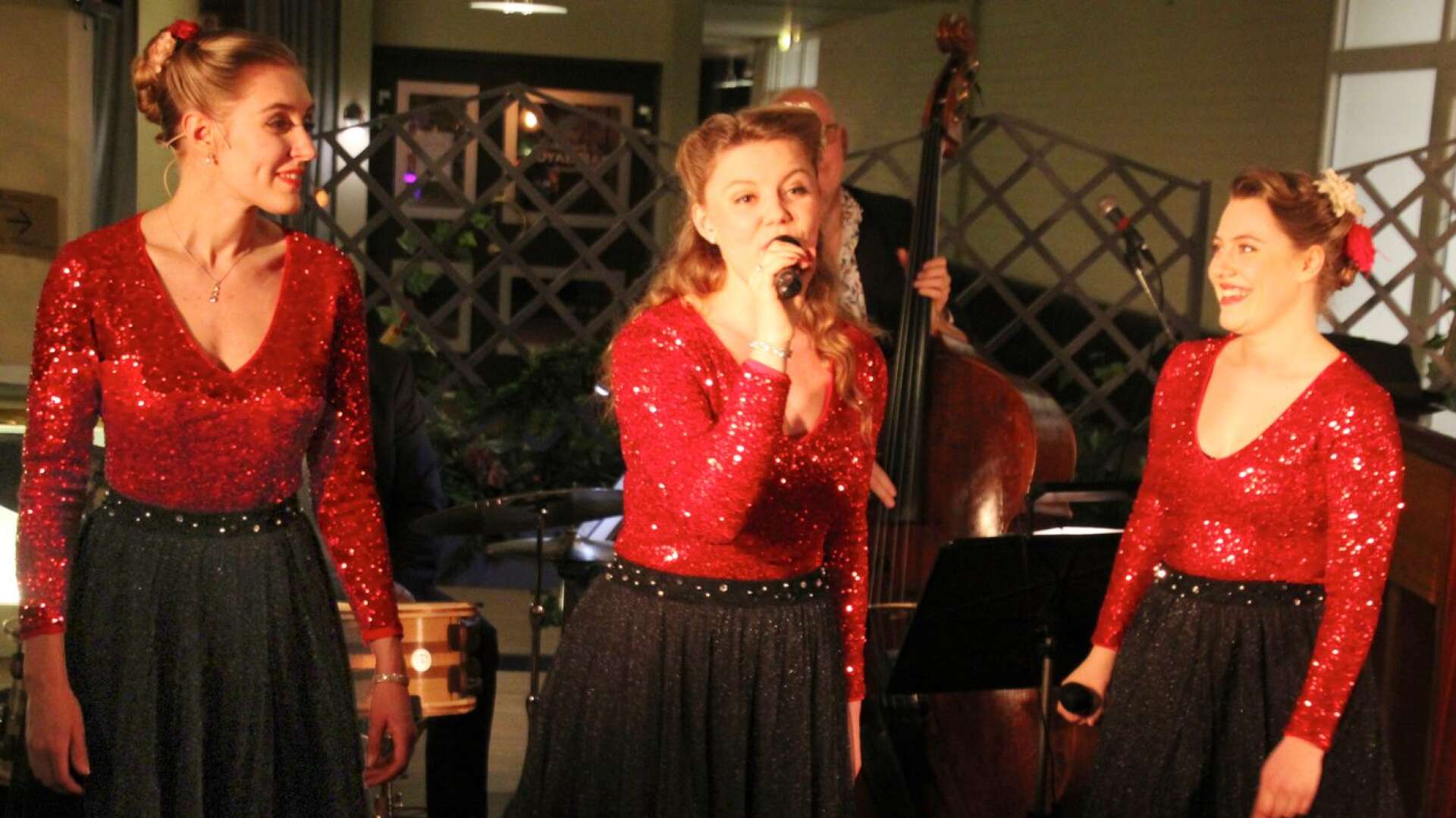 The Hebbe Sisters gjorde succé hos Seffle Jazz Club tillsammans med Jan Adefeldt Swingtime Trio. Från vänster Emelie, Josefine och Maria Hebbe.