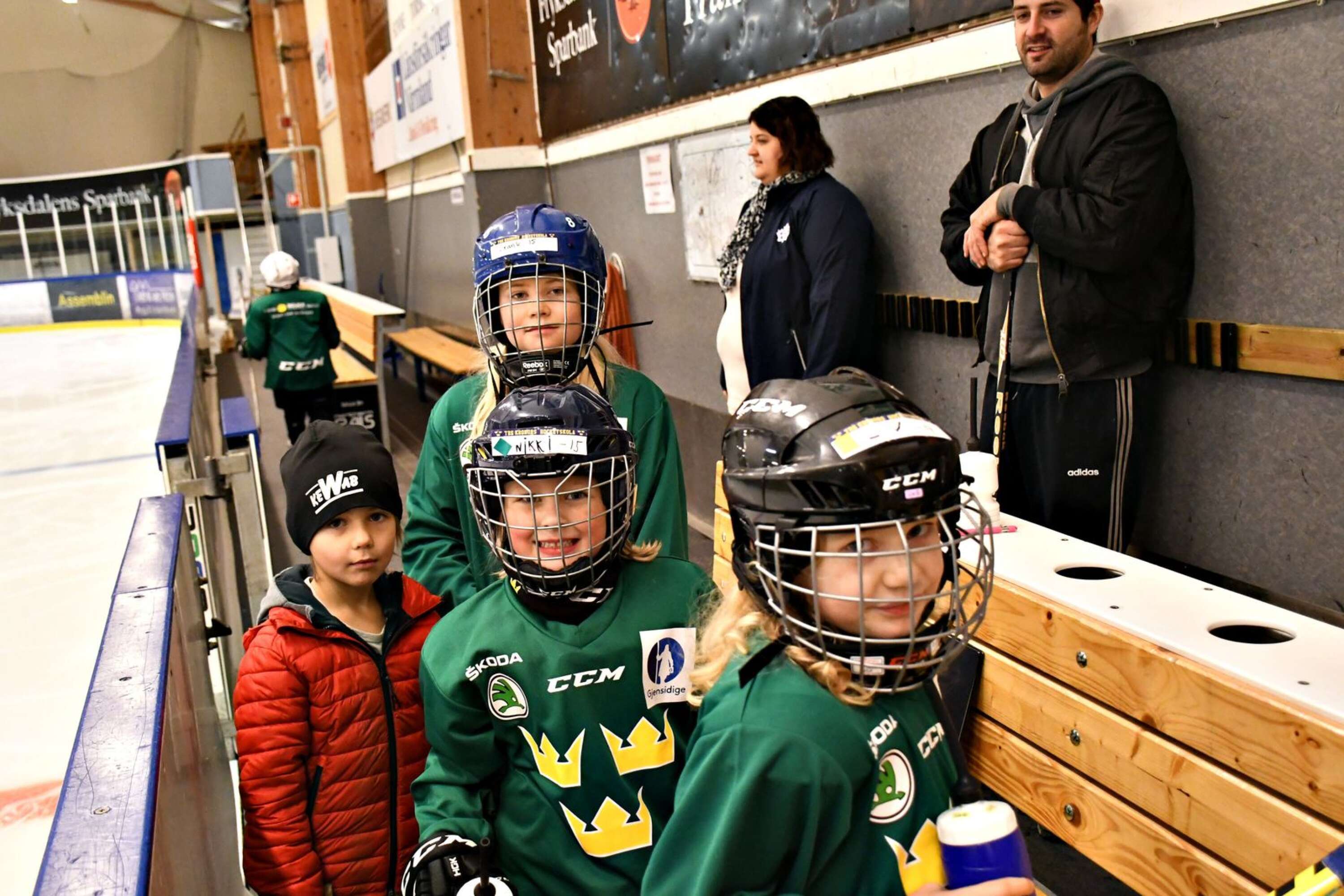 Filippa, Nikki och Liv är tre av tjejerna som provar på att spela hockey i Sunne. Lillebrorsan Frank hejar på.