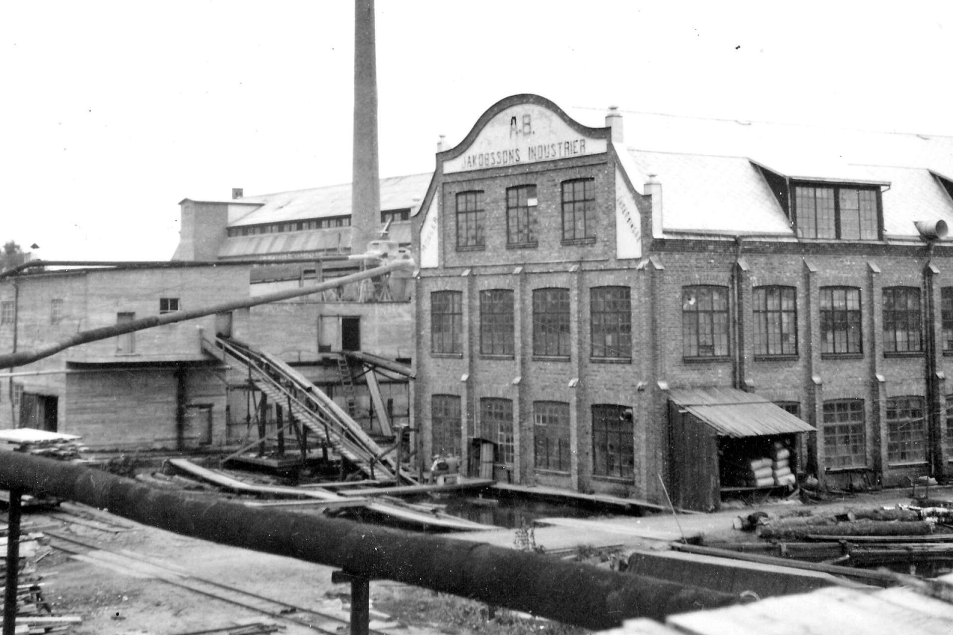 Jakobssons fabrik byggdes 1916. De första sjutton åren stod det Fabriksaktiebolaget Bröderna Jakobsson på gaveln.