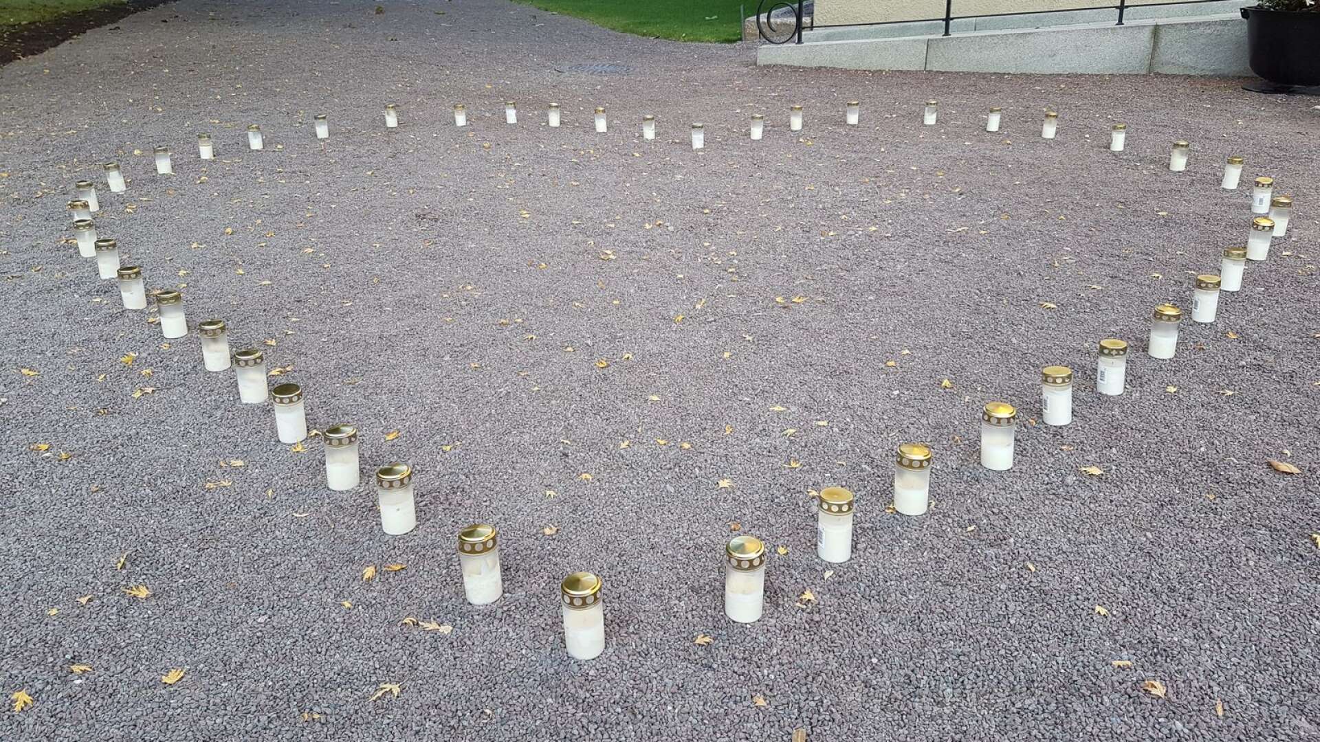 46 ljus tändes utanför Domkyrkan. Ett för varje person som tog sitt liv i Värmland under 2020.