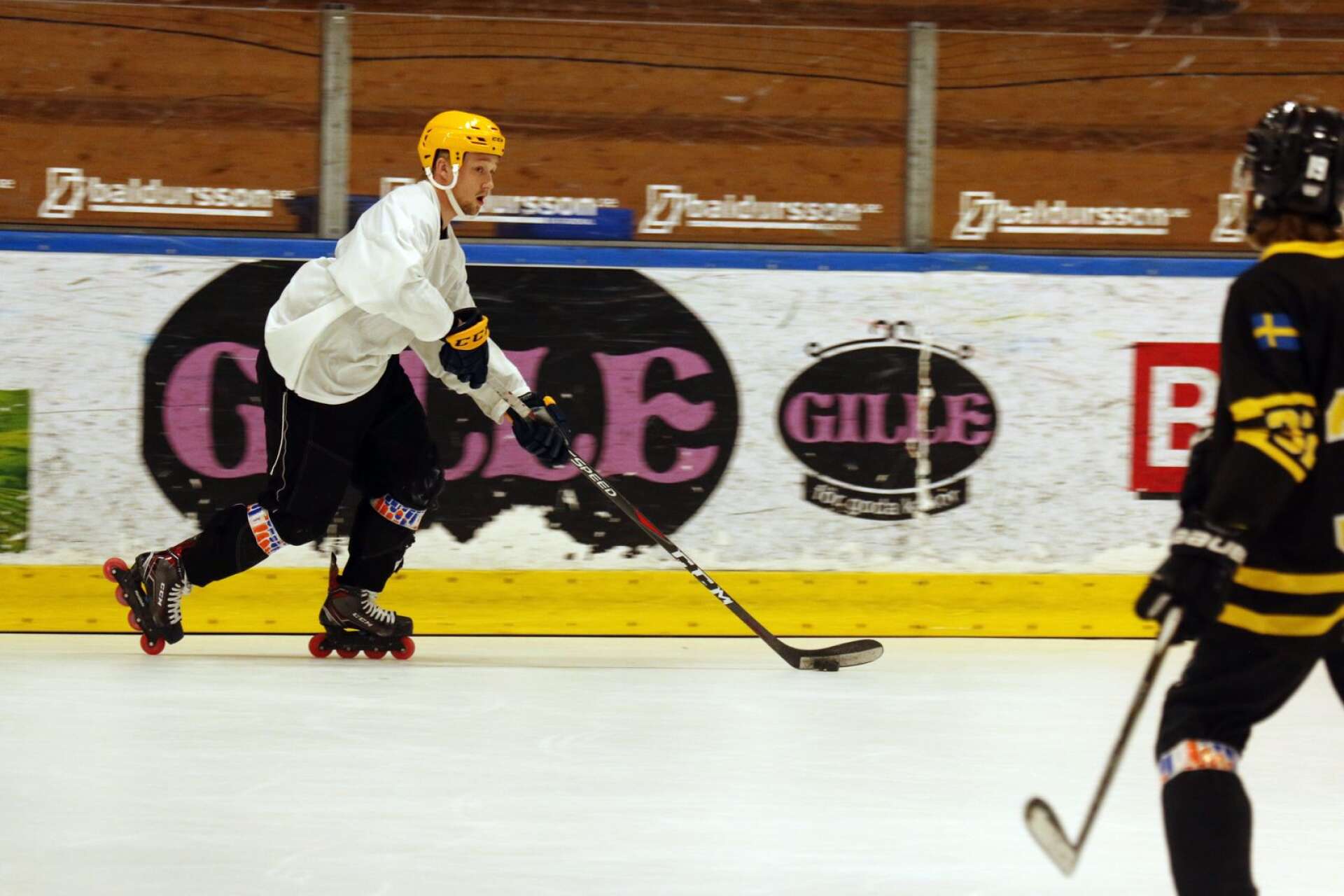 Rasmus Asplund har tränat inlinehockey varje sommar hemma i Filipstad. Ofta har kompisen Fabian Zetterlund varit med under samma träningar.