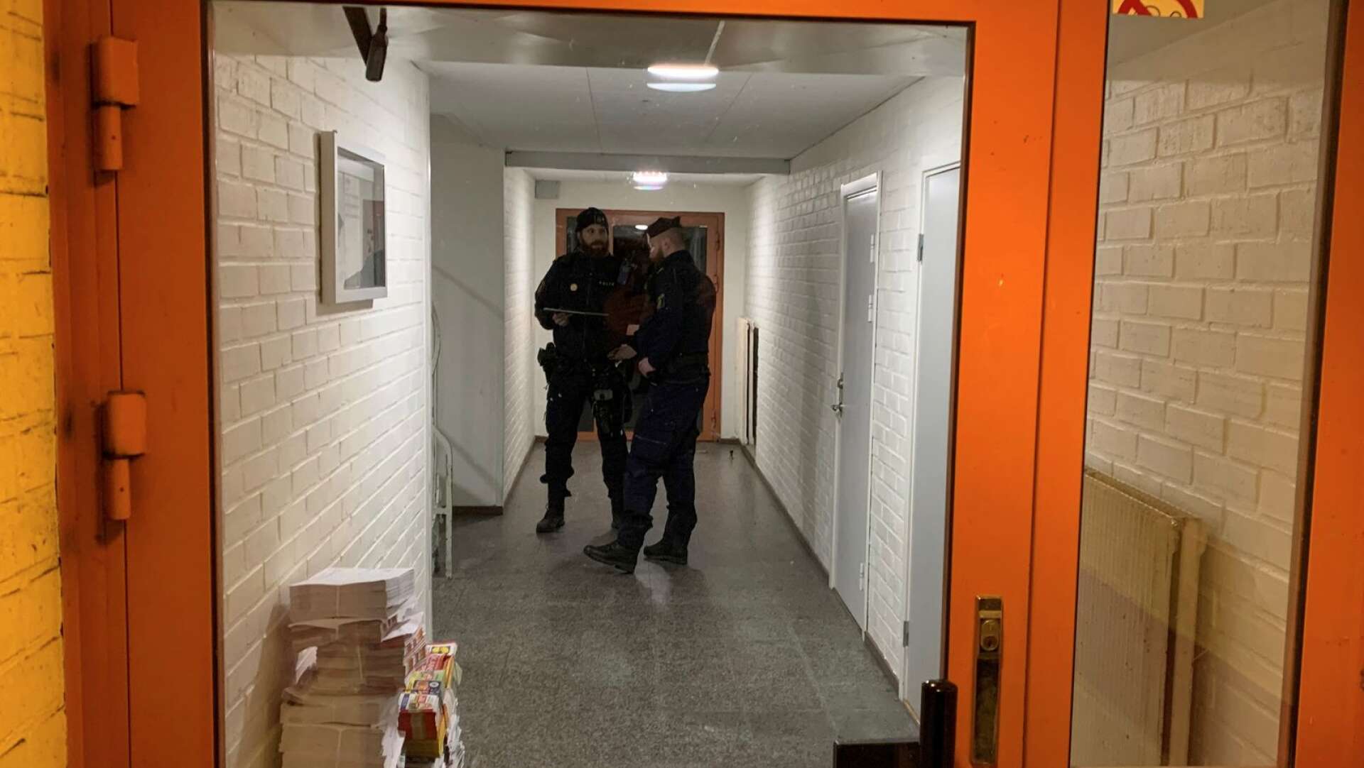 Polisen kallades till en lägenhet på Industrigatan på tisdagskvällen. Kort efter greps en man misstänkt för mordförsök. Mannen släpptes igen under torsdagen.
