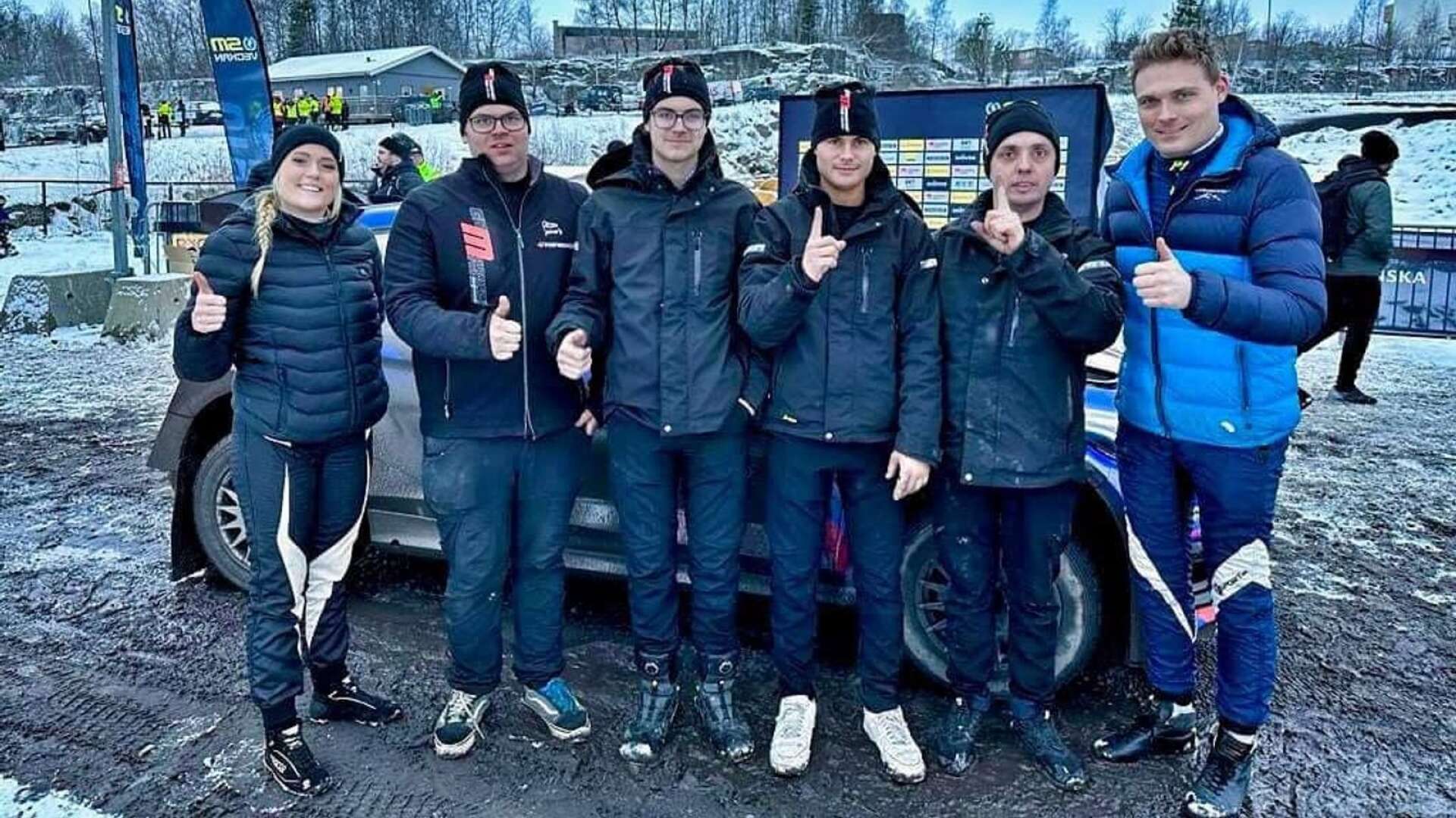 Pontus Tidemand och kartläsaren Julia Thulin gläds tillsammans med teamet i GN Motorsport efter SM-guldet i vinterrallysprint.
