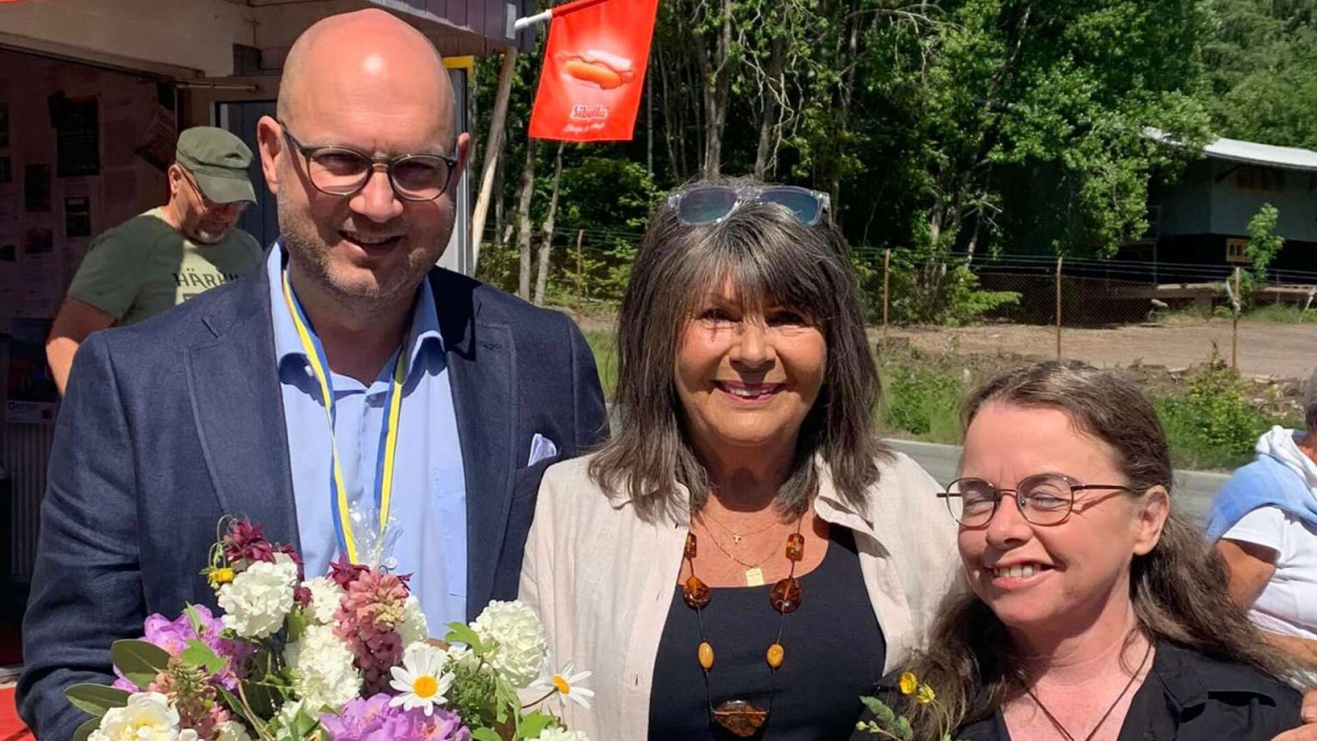 Anders Sandén, till vänster, och Debs Lyons, höger, lyckönskas av Monica Lindstrand, från Fengersfors Fröskogs utvecklingsråd.