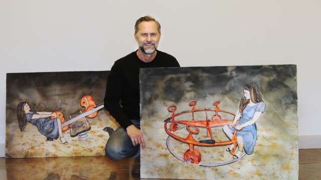 Stockholmskonstnären Björn Bernström med sina tavlor som bär namnet &quot;Forever young&quot;.