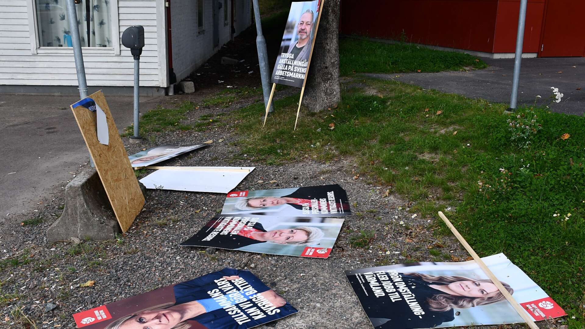Sju av Socialdemokraternas affischer låg utanför Juvelen på måndagsmorgonen. 