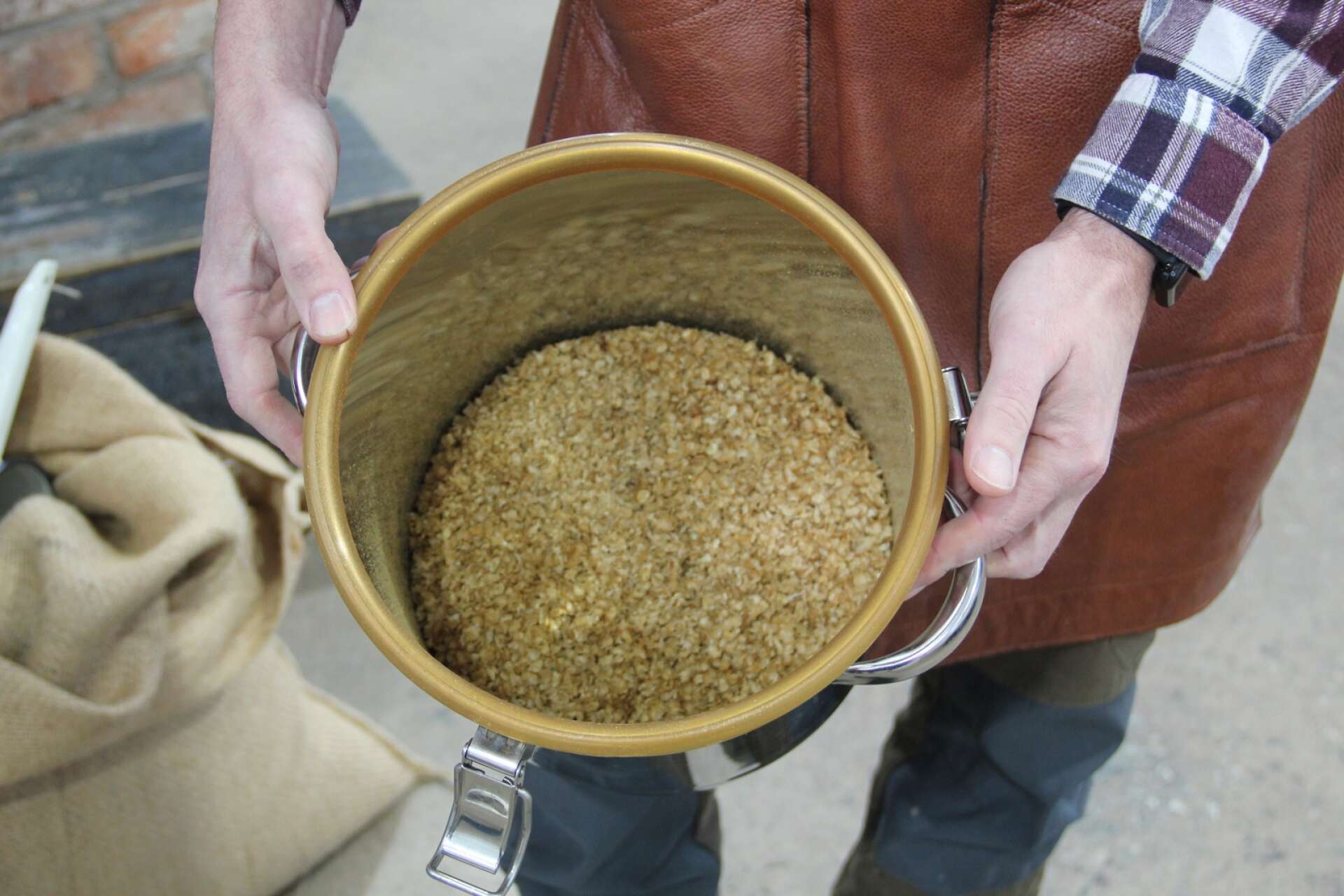 När kaffet rostas lossnar skalbitar från bönan. Anders Nilsson planerar att använda det vid tillverkningen av ölsorten stout.