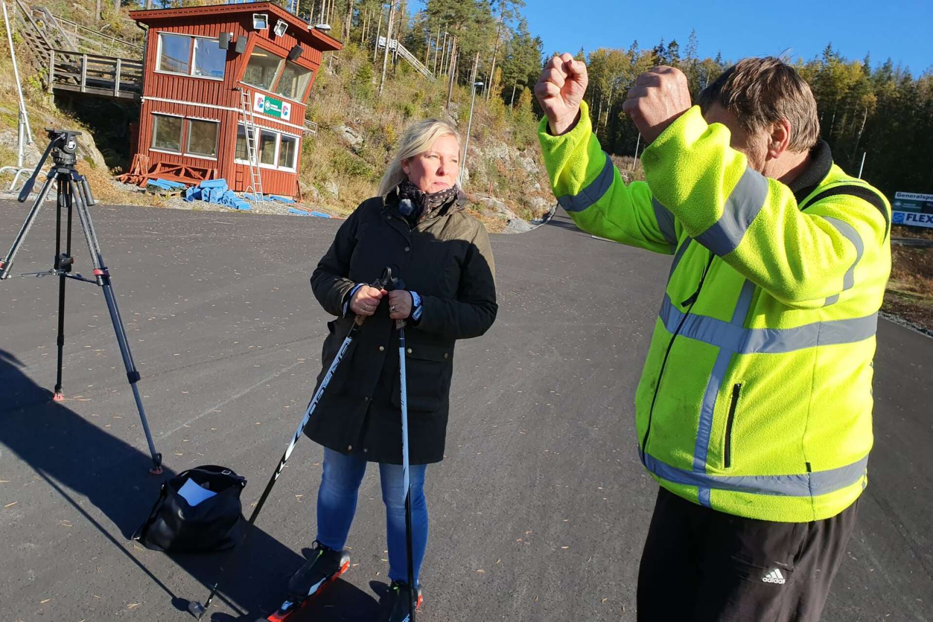 Thore Berglund instruerar entusiastiskt Emma Schmidt i rullskidåkandets konst.