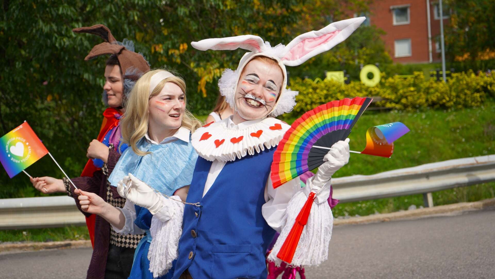 Hela uppsättningen av Alice i Underlandet deltog i sina kostymer.