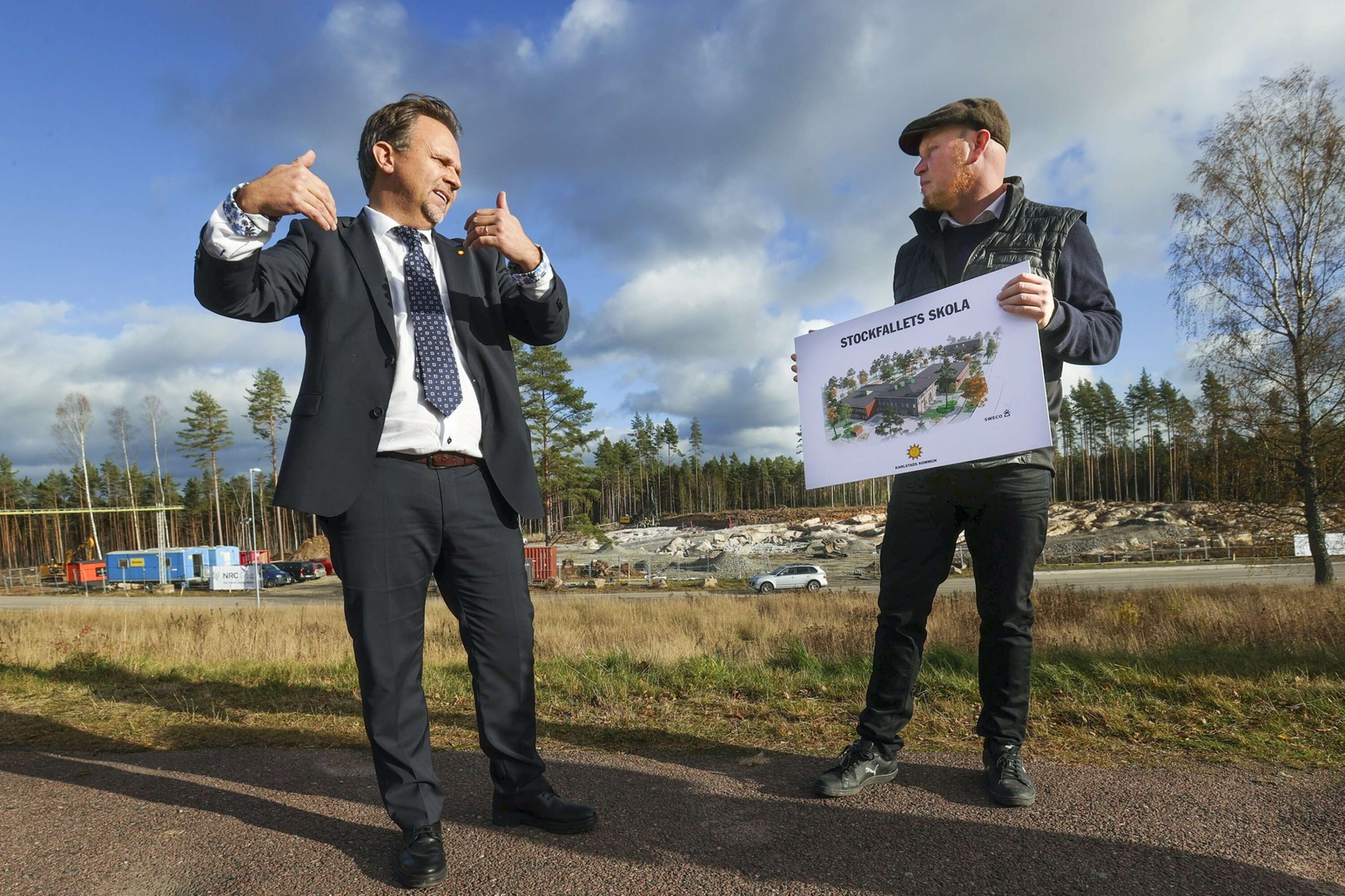 Niklas Wikström (L) och Henrik Lander (C) var med när första sprängningen för nya skolan på Stockfallet gjordes.