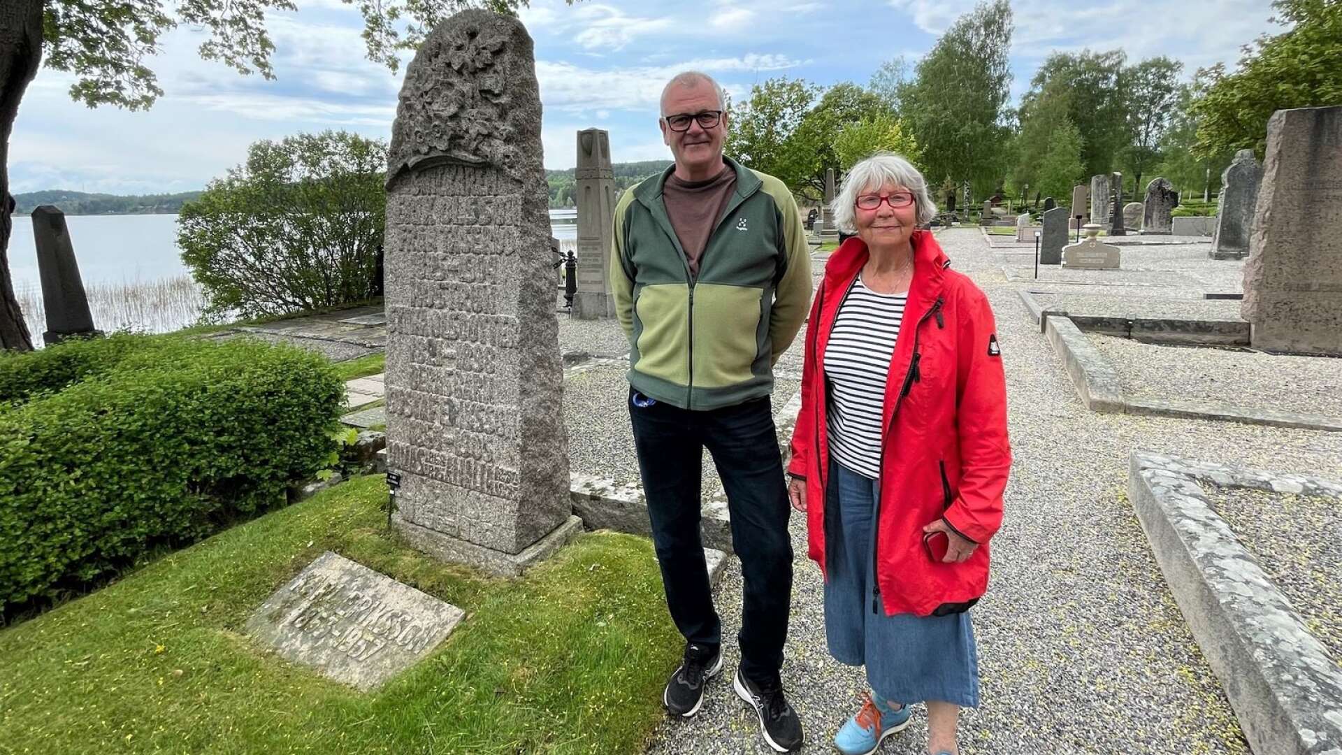 Anders Degertorp och Meta Flodén kommer att vara guider under de planerade kyrkogårdsvandringarna vid Mikaelikyrkan i början av juni, då kända kulturpersonligheter och andra profiler i Arvikas historia kommer att levandegöras. 