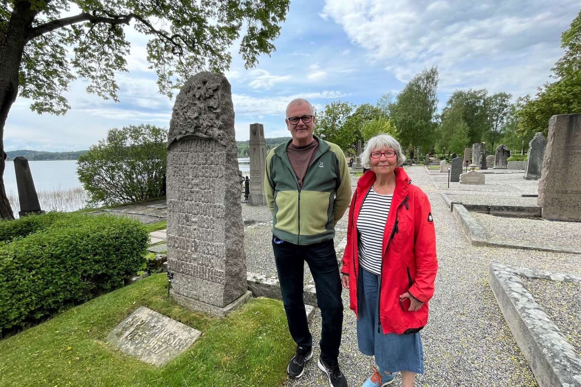 Anders Degertorp och Meta Flodén kommer att vara guider under de planerade kyrkogårdsvandringarna vid Mikaelikyrkan i början av juni, då kända kulturpersonligheter och andra profiler i Arvikas historia kommer att levandegöras. 