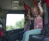 Att få sitta i brandbilen lockade flera av barnen.