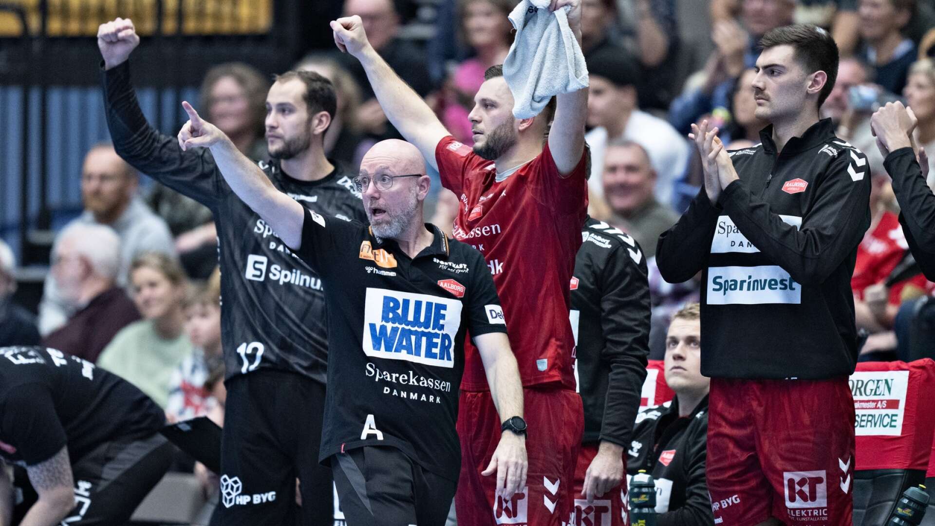 Tränaren Stefan Madsen tillsammans med de förra IFK Skövdespelarna Fabian Norsten (längst till vänster) och Jack Thurin (till höger).