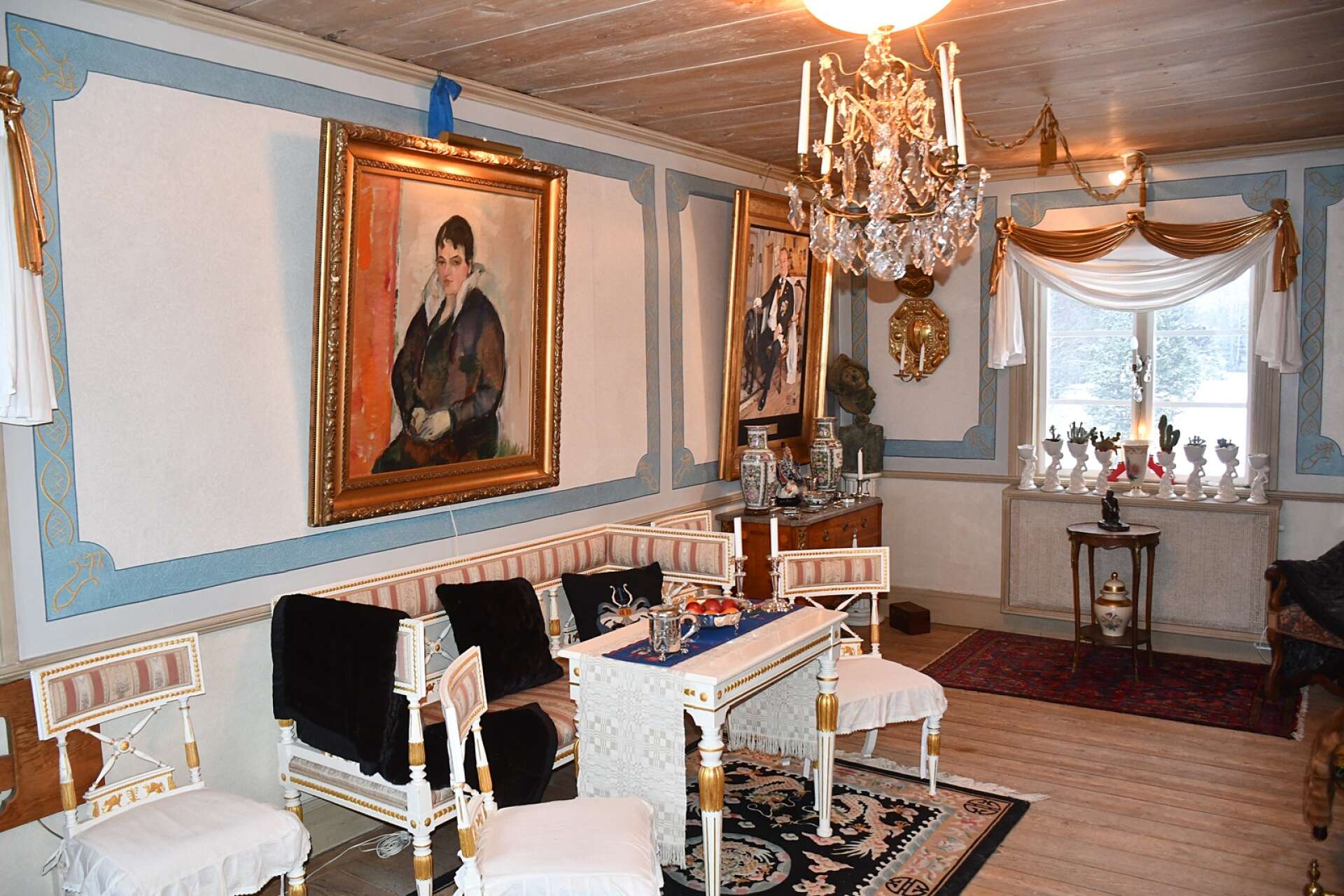 På övervåningen finner vi Gustavianska salongen med sina handmålade tapeter.