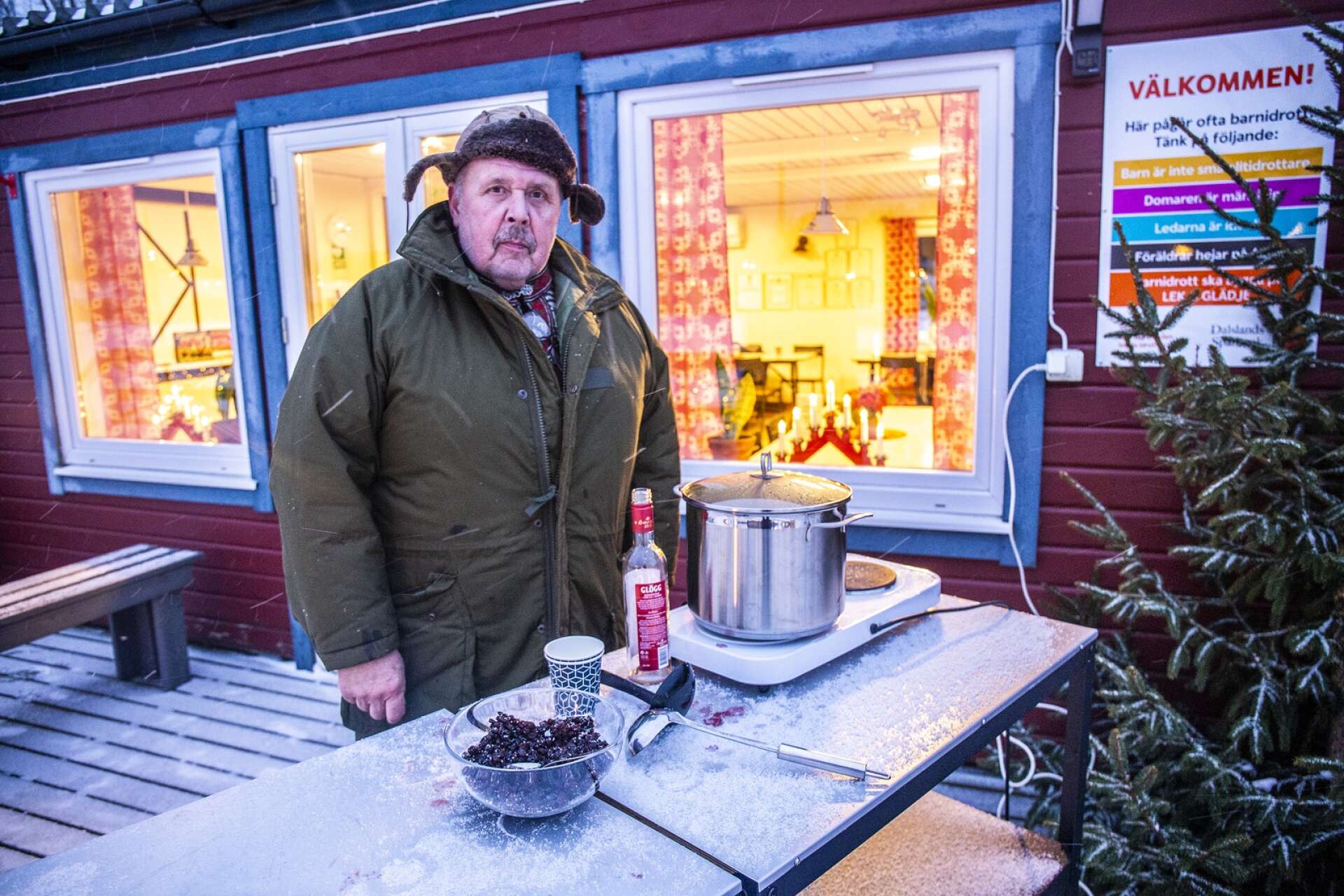 Hela tolv flaskor glögg gick åt under julmarknadens första timme. Ulf Gren ansvarade för serveringen.