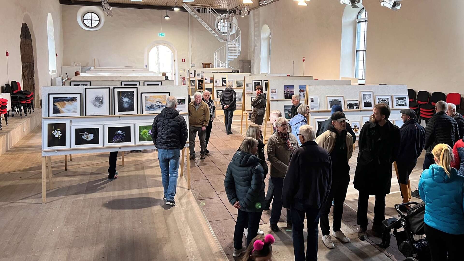 Åmåls fotofest 2022 invigdes på lördagen med utställningar i Åmåls konsthall och i Gamla kyrkan.