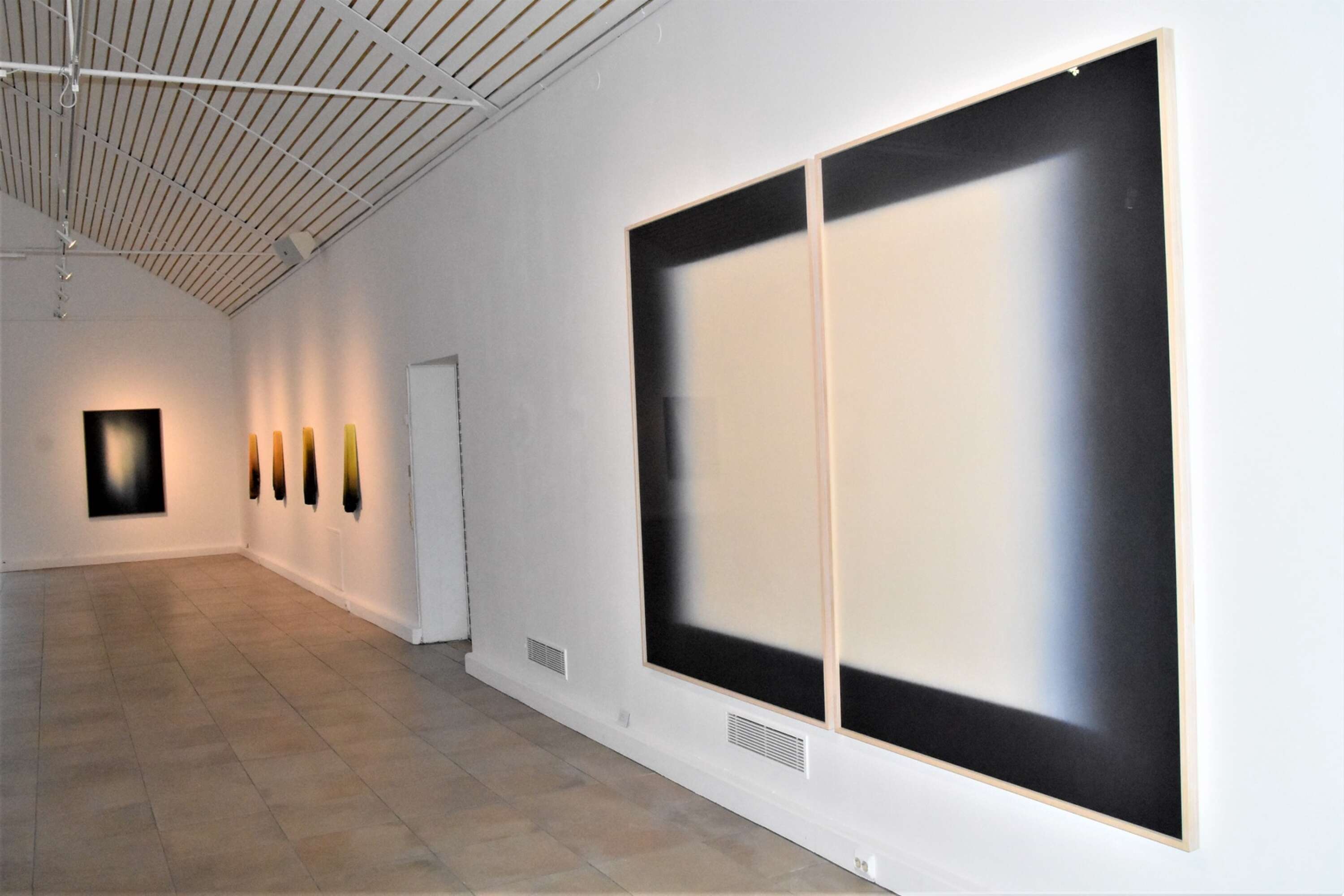 I Ylva Carlgrens abstrakta måleri ligger fokus på skiftningar mellan ljus och mörker. 