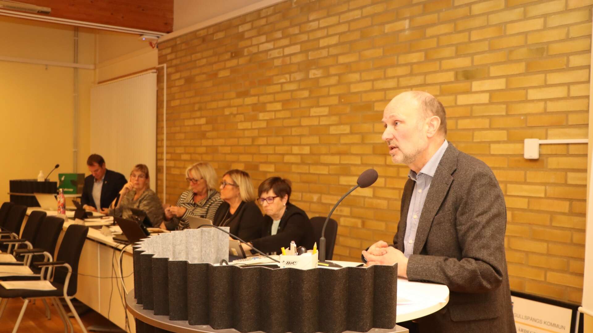 Björn Thodenius (M) pratar för minoritetsstyrets budgetförslag. Senare blev han vald till kommunstyrelsens ordförande från 2023. 