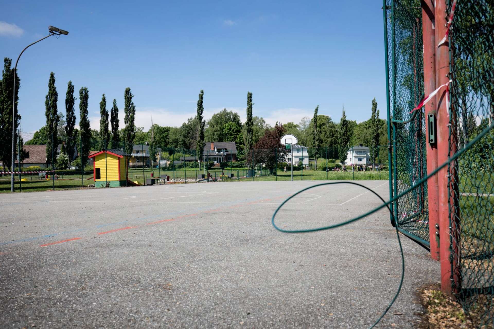Den stora basketplanen blir till en half court-plan – vid sidan av padelbanan.