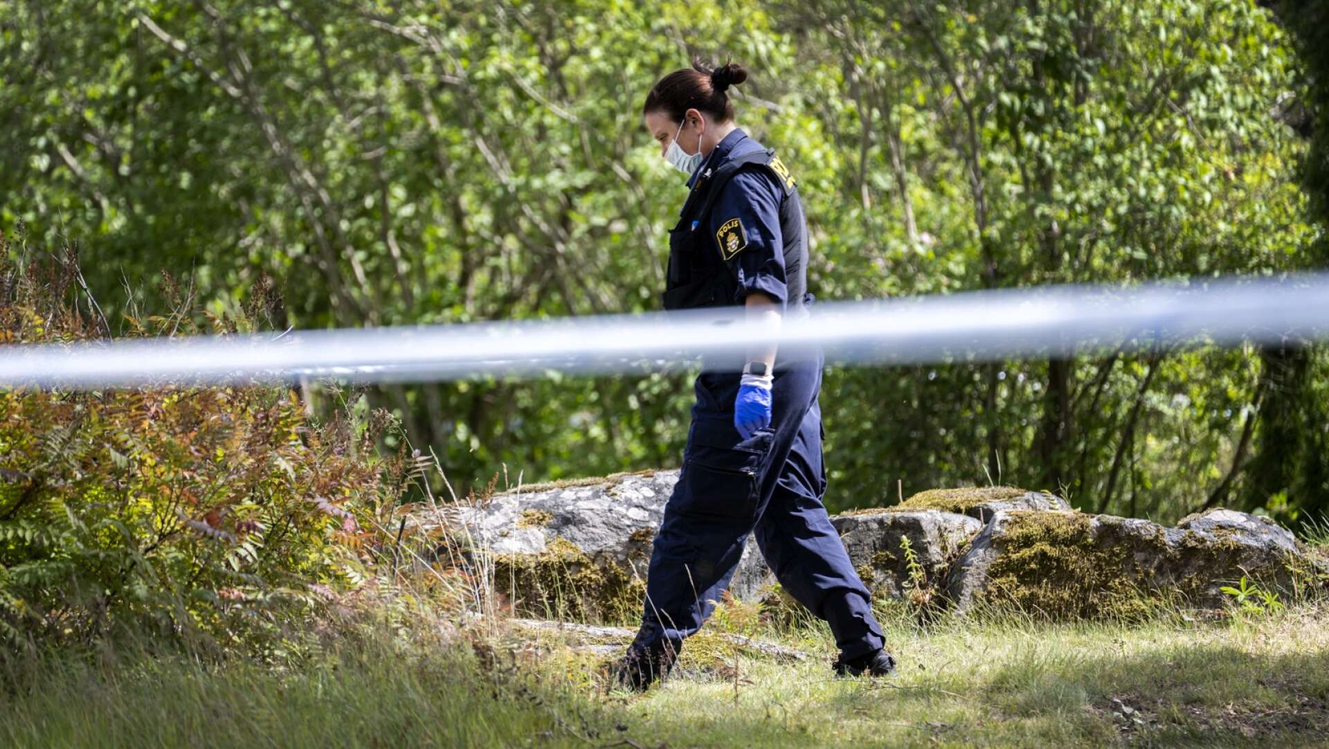 Polisens tekniker utför brottsplatsundersökning efter misstänkt mordförsök på Hammarö.