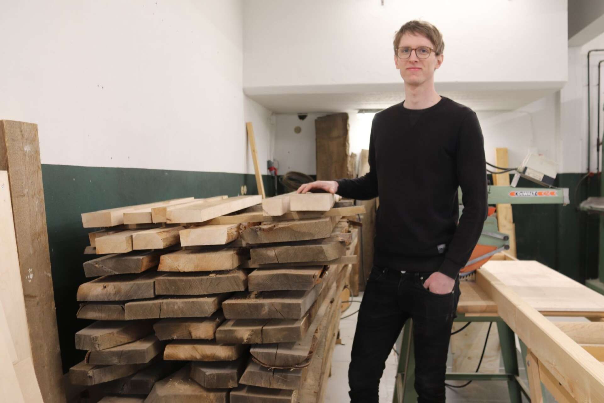 Björk är Magnus favoritträslag att arbete med. De här träplankorna är hämtade från skog stormen Gudrun fällde 2005. 