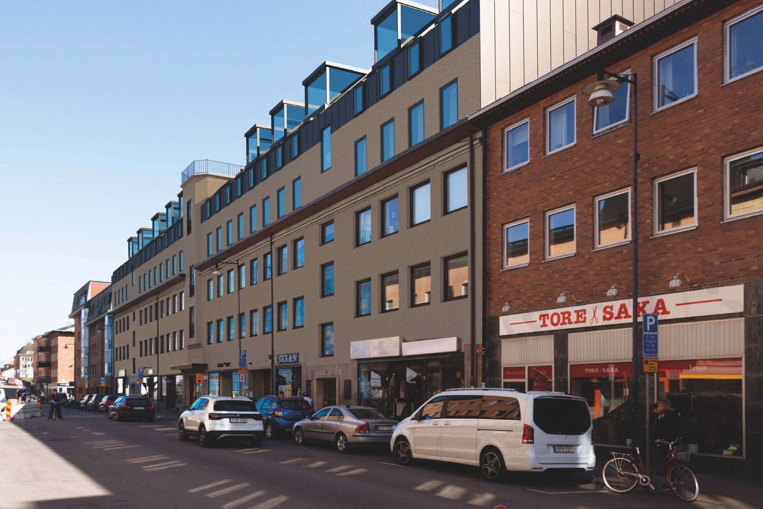 Det gula huset längs Herrgårdsgatan är tänkt att byggas på med tre våningar som här illustreras.