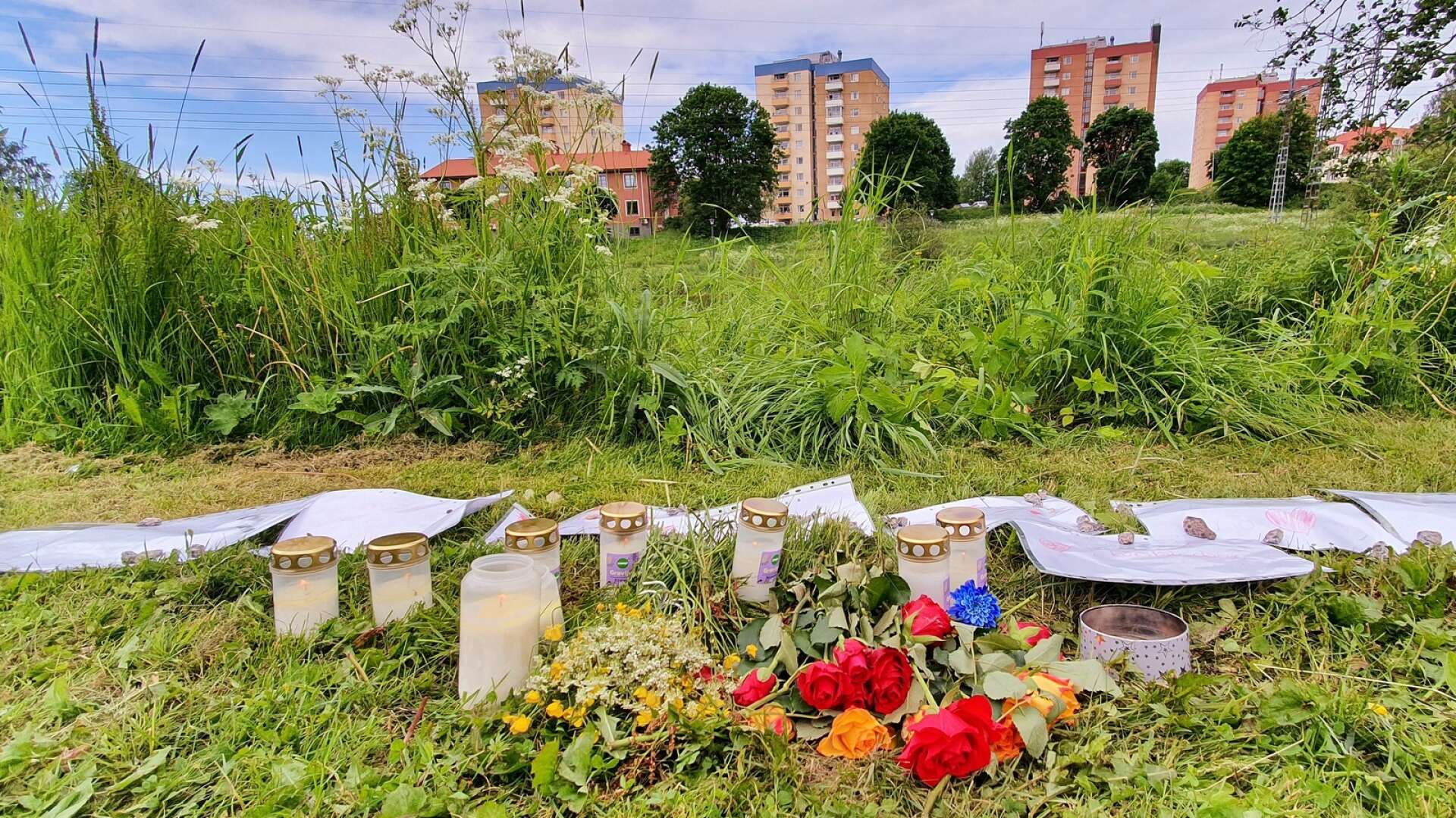 Dagen efter att den försvunne femåringen anträffats avliden i Uvån placerades blommor och teckningar ut där han hittades.