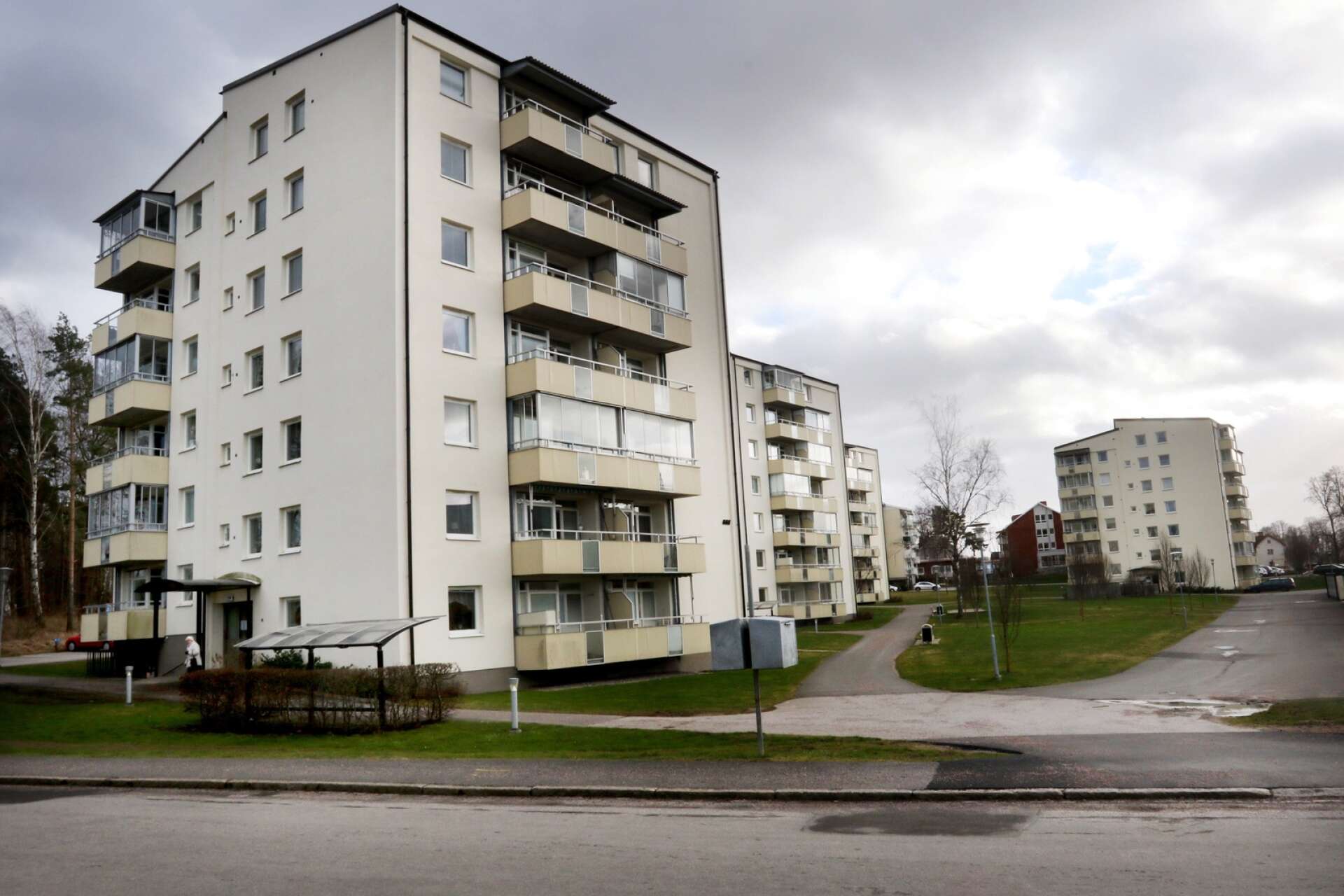 Efter en kraftig försening kom rotrenoveringen av Mariehus lägenheter på Mariagatan igång den 21 april.