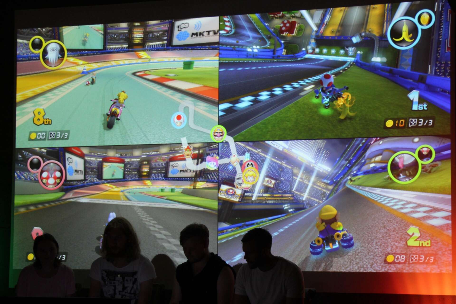 På stadsbiblioteket är det tv-spelsturnering i Mario Kart. (Arkivfoto)