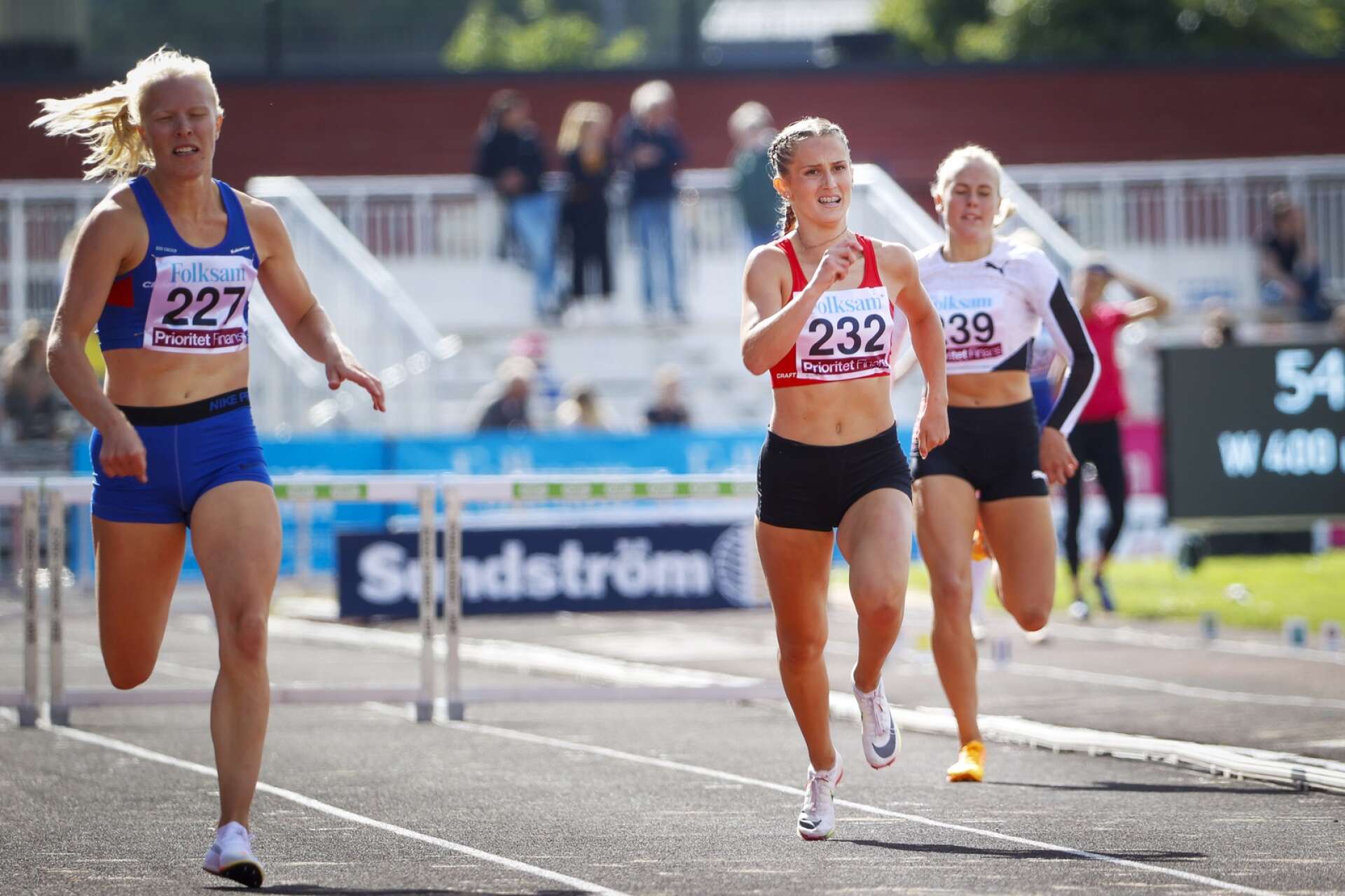 Hanna Karlsson, i mitten, vann 400-metersloppet och var med i stafettlaget som kom tvåa.