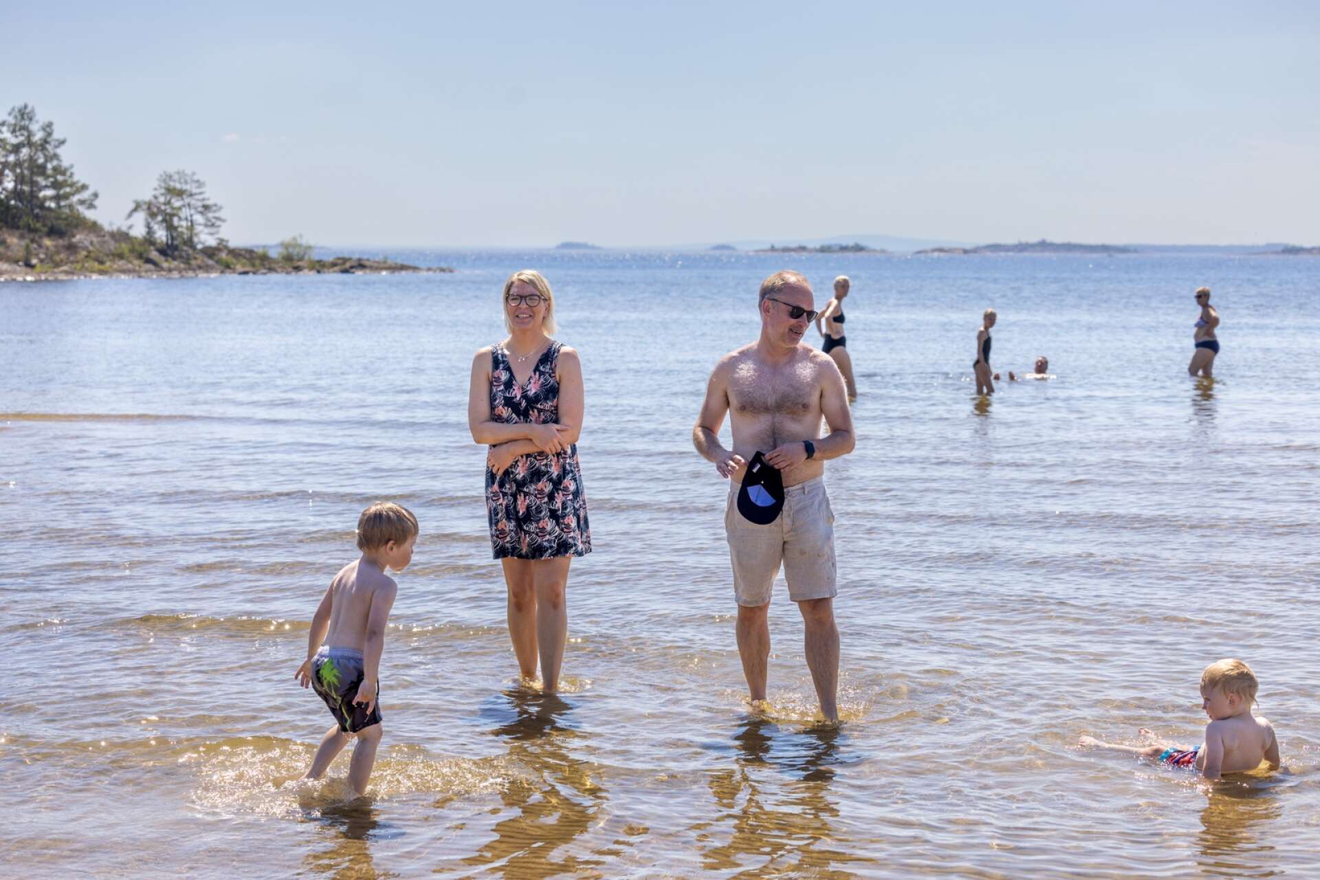 Familjen Karlsson Eek badade ute på Värmlandsnäs under midsommardagen. Camilla Ek och Jonas Karlsson tillsammans med sina barn Colin och Anton. 
