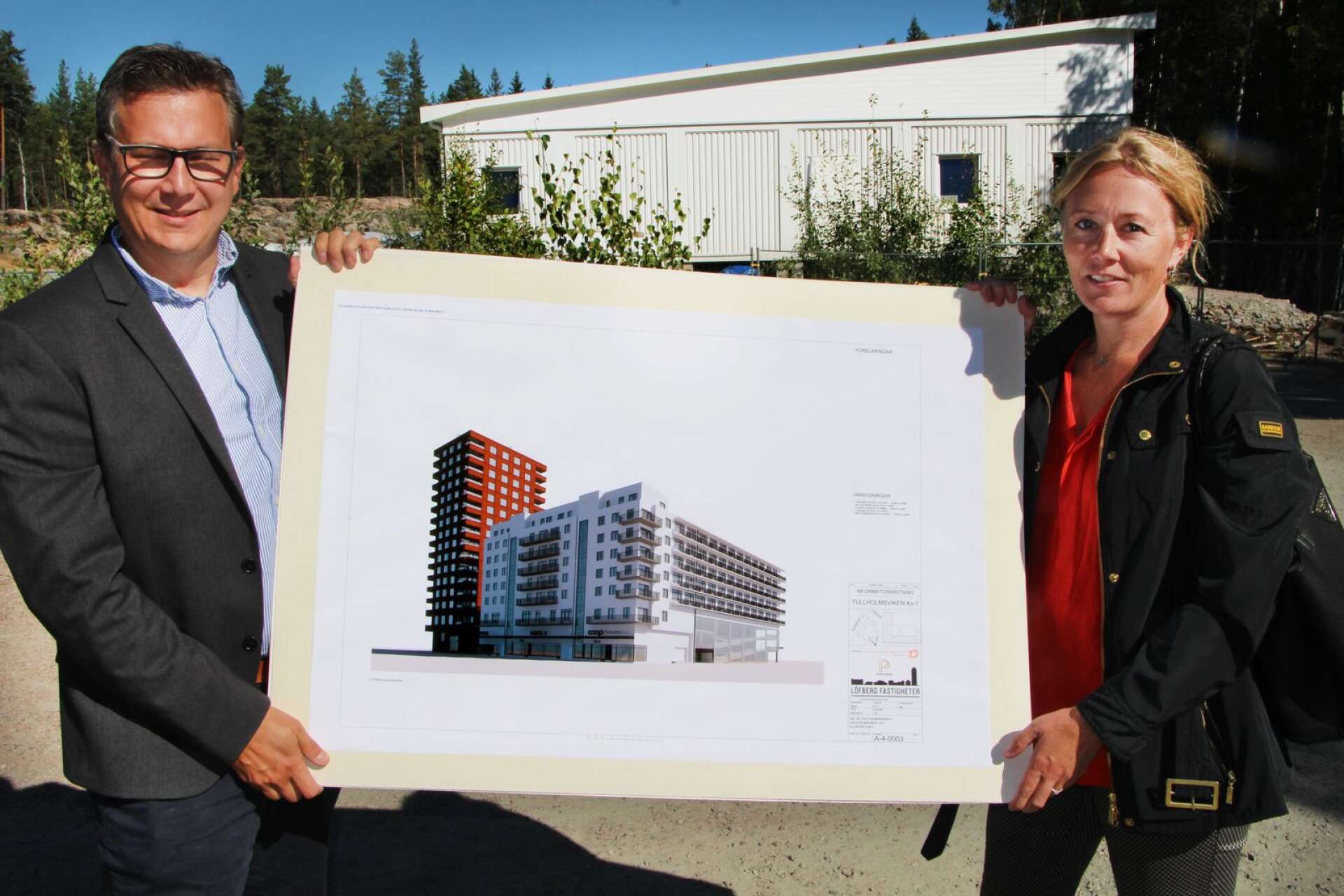 NWT fastighet har köpt 132 nya hyresrätter vid Tullholmsviken. På bilden ses fastighetschefen Magnus Henriksson och Maria Frykblom, fastighetsutvecklare på Prepart som har tagit fram projektet tillsammans med Löfberg fastigheter.