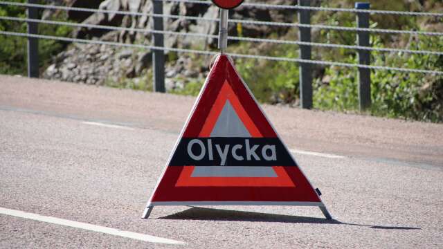 En trafikolycka mellan en lastbil och en A-traktor inträffade på väg länsväg 166 i Bengterud utanför Dalskog på lördagskvällen.