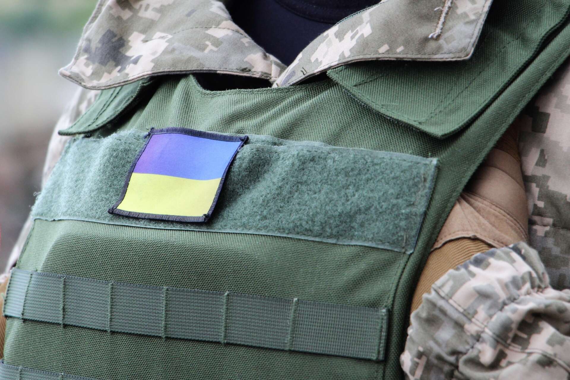 Ukrainska flaggan symboliserar blå himmel över landets gula vetefält.