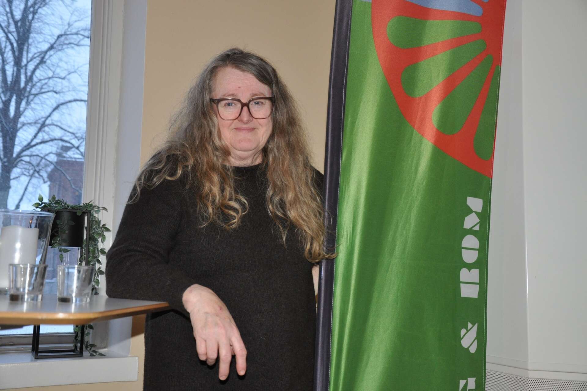 Helena Larsdotter, projektkoordinator vid Skövde kommun, leder projektet Ung och rom, som ska verka för romsk inkludering. I december händer det mycket – det blir både boksläpp och ungdomskonferens.
