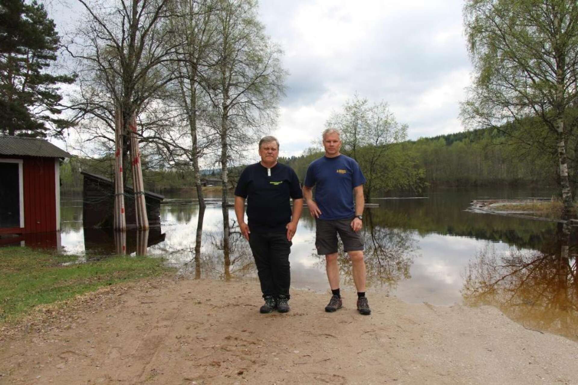 Översvämmat. Tommy Engvall räddningstjänsten Stöllet och Anders Junler, Vildmark i Värmland vid Klarälvens camping