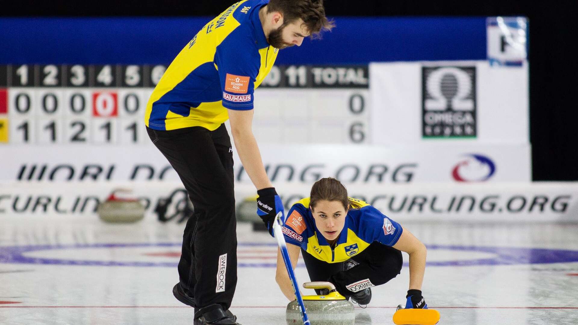 Oskar Eriksson från Karlstad och Anna Hasselborg, Sundbyberg, är klara för semifinal i mixeddubbel-VM.