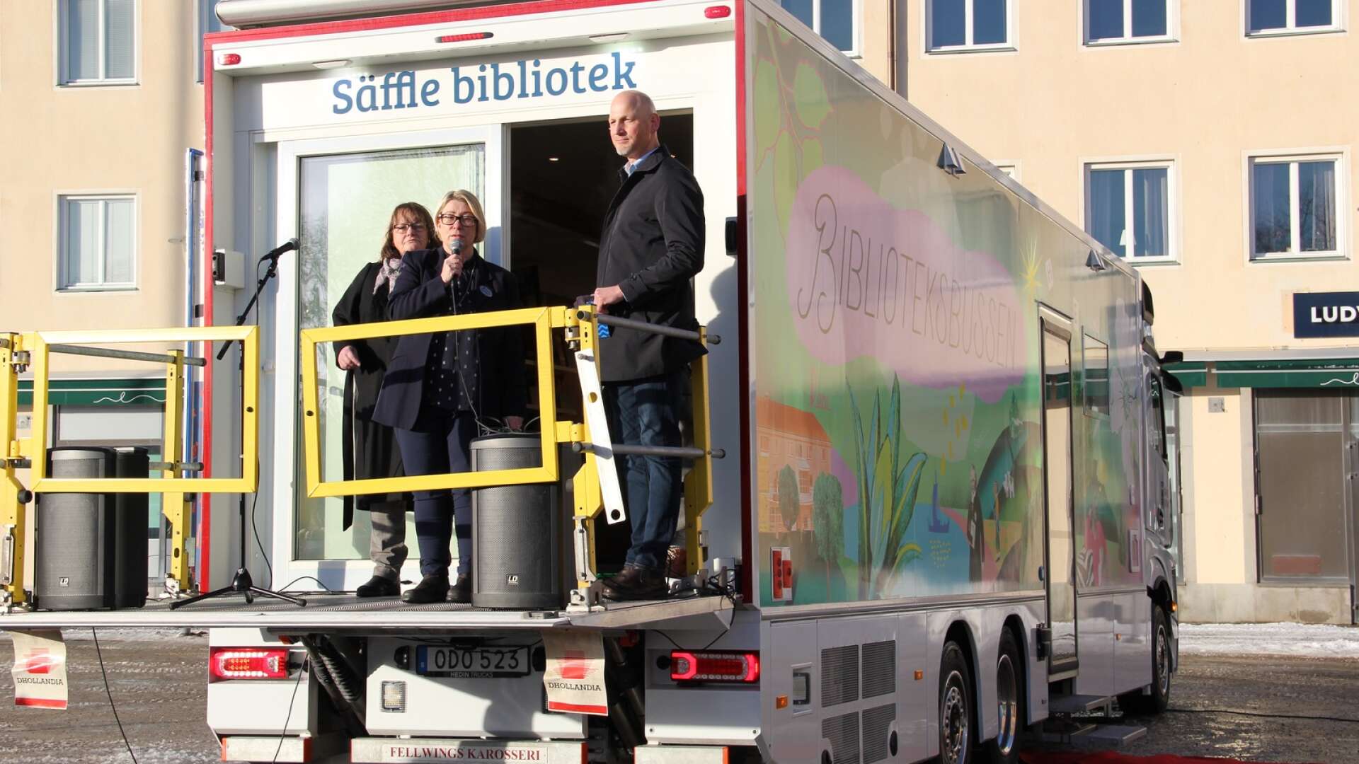 På lördagen invigdes den nya biblioteksbussen. Christina Johansson (S), andre vice ordförande i kulturnämnden, Maria Persson, bibliotekschef och Markus Bäckström (C), kommunstyrelsens ordförande, höll tal.